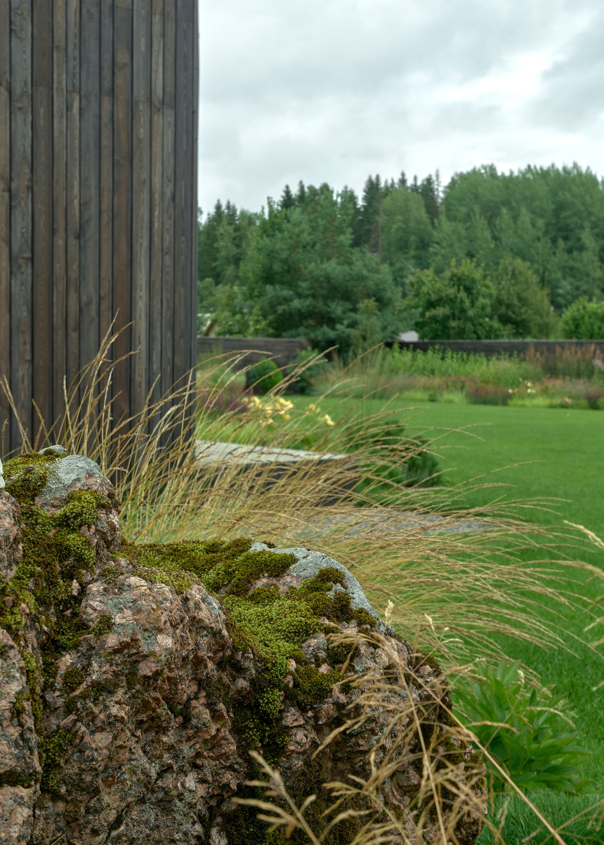 Ландшафтный и интерьерный фотограф Наталья Соловьева. Фотосъемка частного сада под Гатчиной для Таисьи Игошиной | interioto