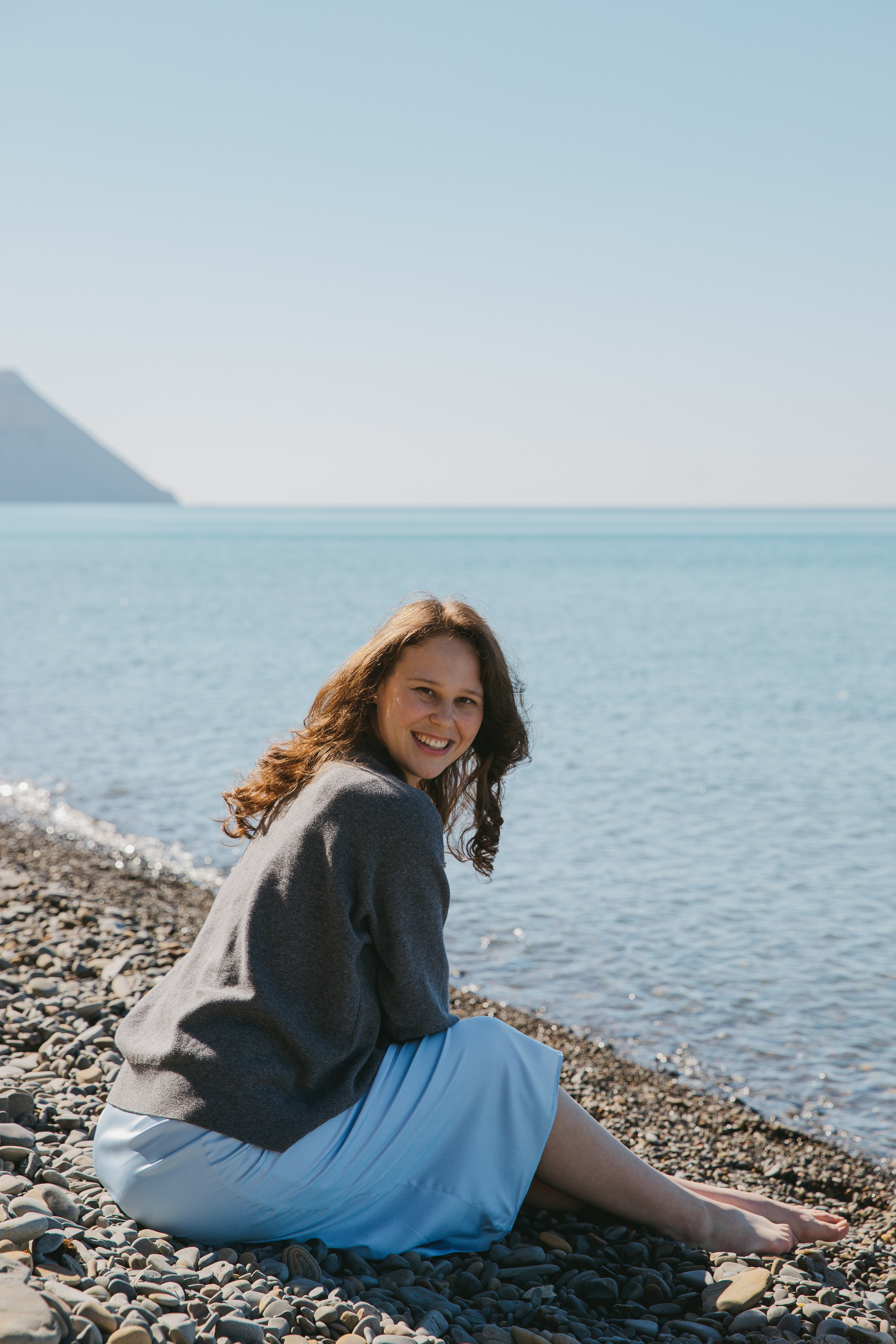 На галечном пляже