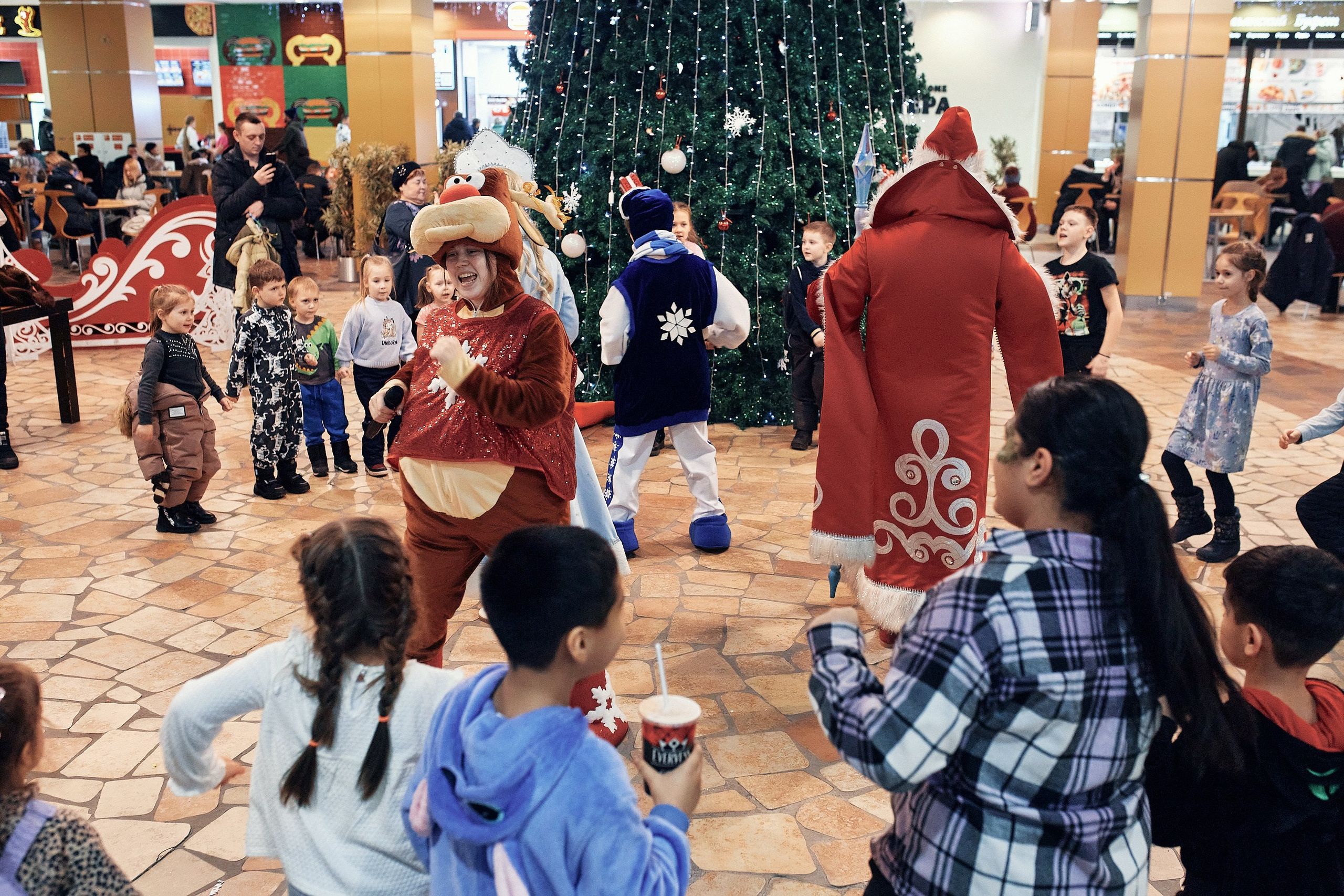 Детский новогодний праздник в ТЦ Июнь. Семейный и репортажной фотограф в Красноярске и Москве Виктор Бабинцев