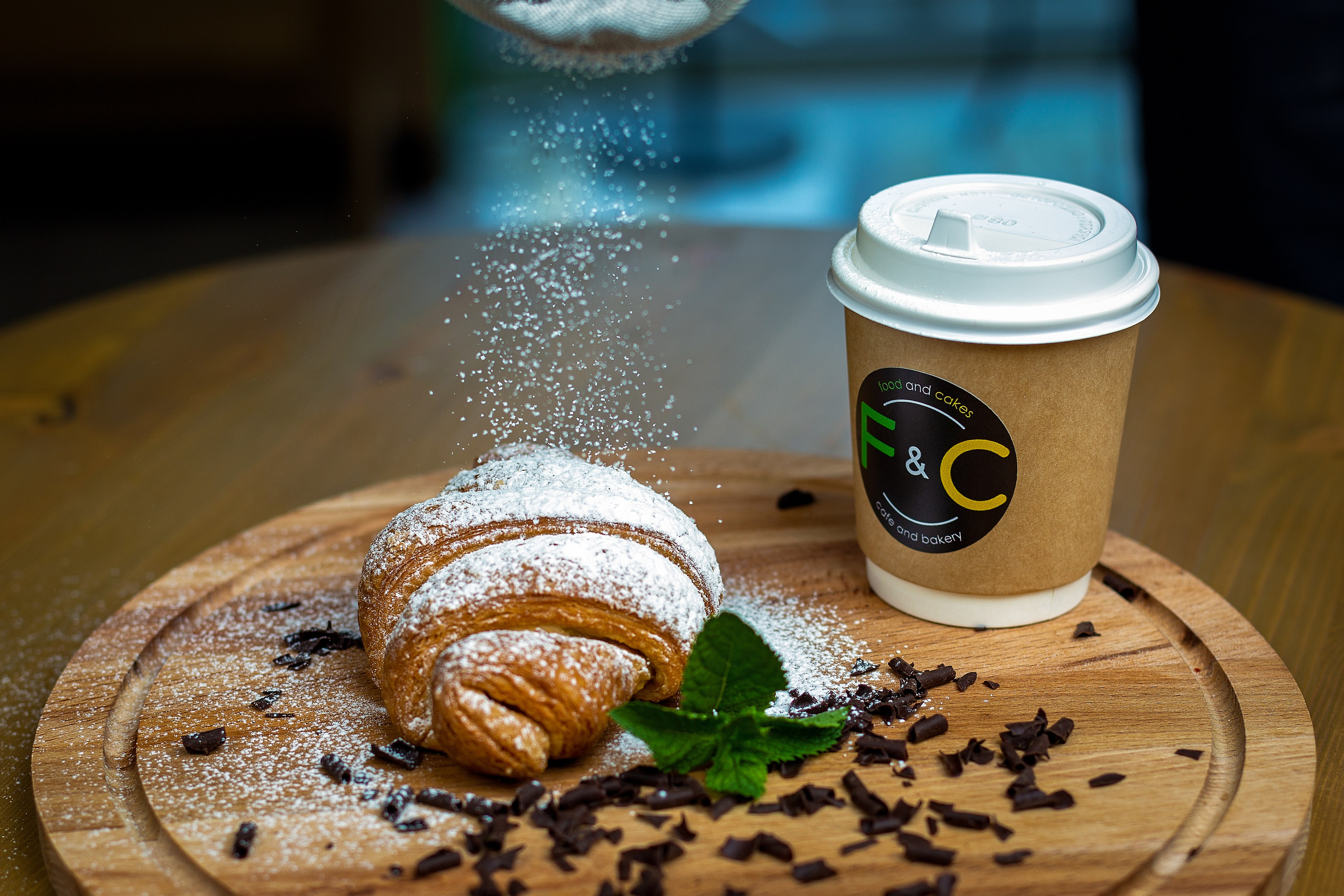 Круассан с кофе 