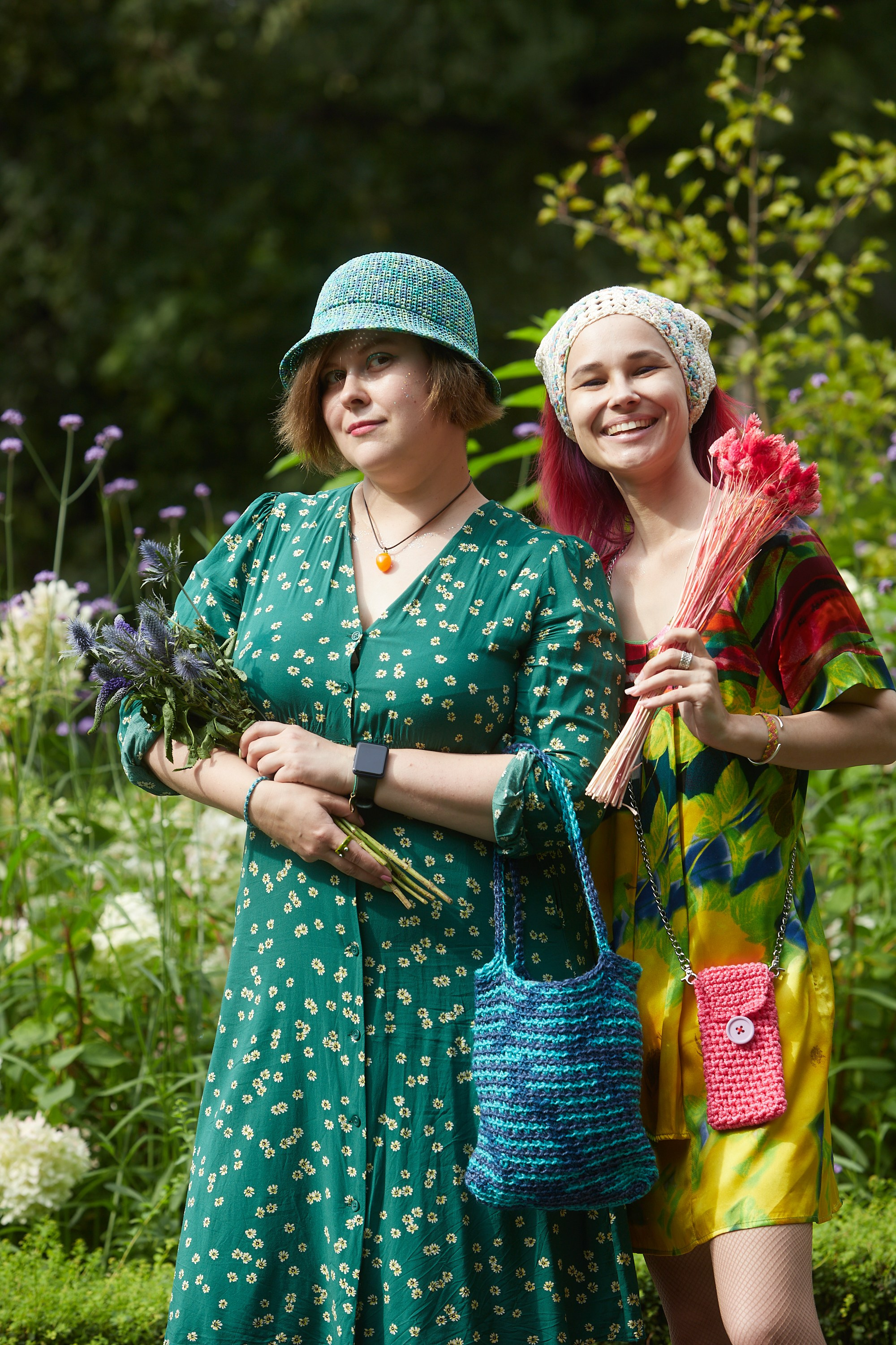 Девушки с вязаным клатчем и сумкой — предметная фотосессия аксессуаров.