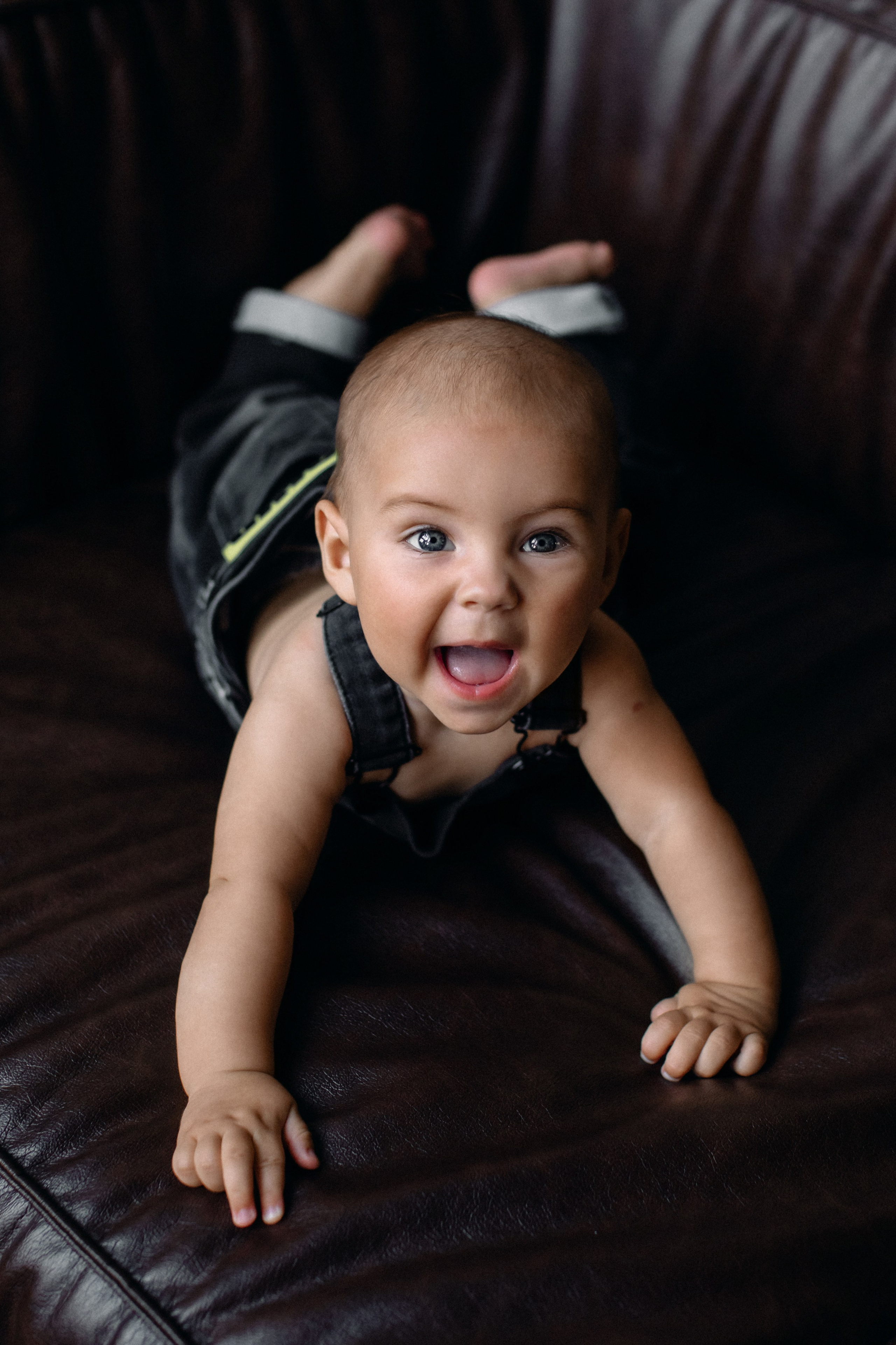 Мартину полгода. Семейная фотосессия в темной студии. Фотограф в Москве Ольга Сатони