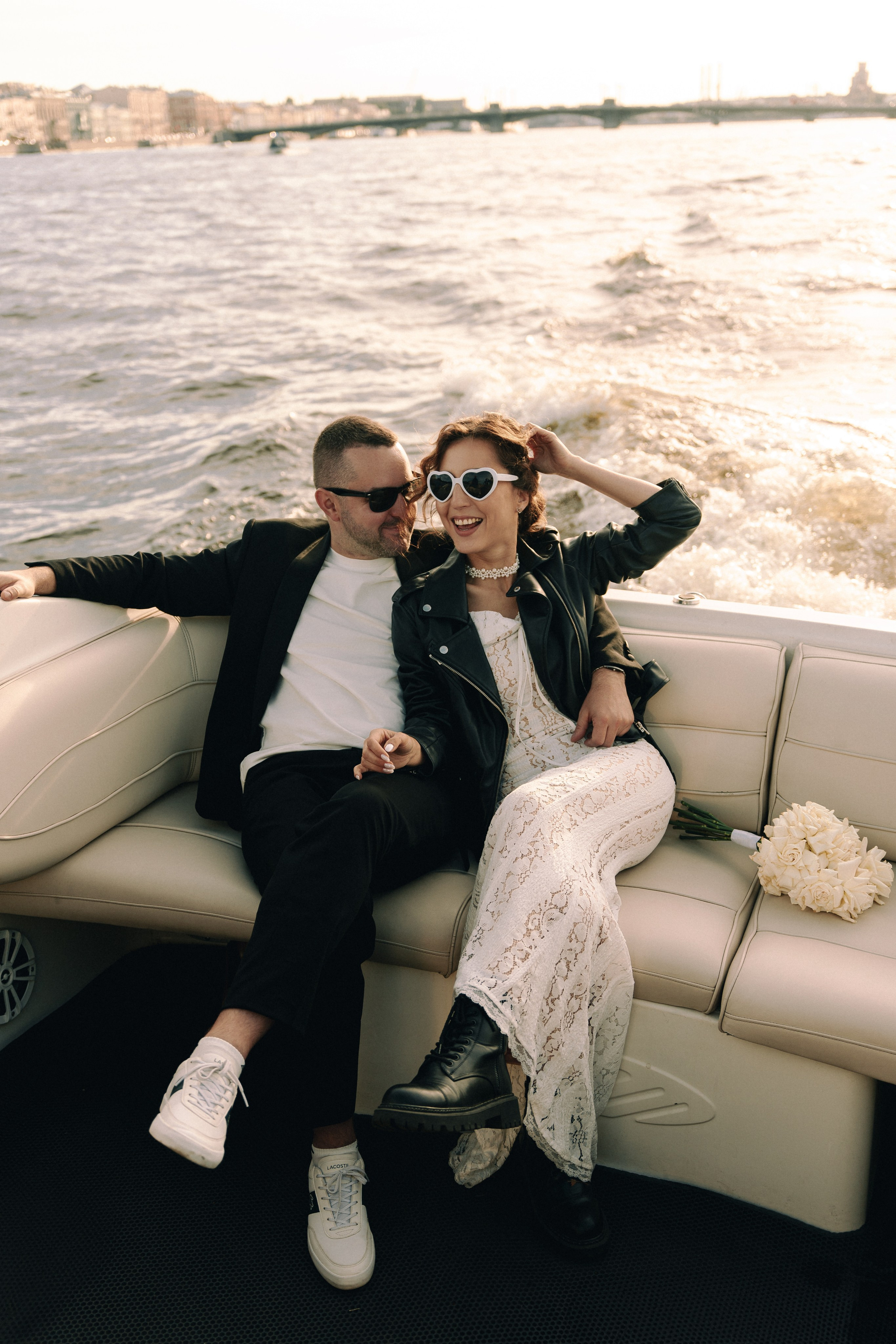 Свадебная фотосессия на катере. Свадебная фотосессия в Санкт-Петербурге.