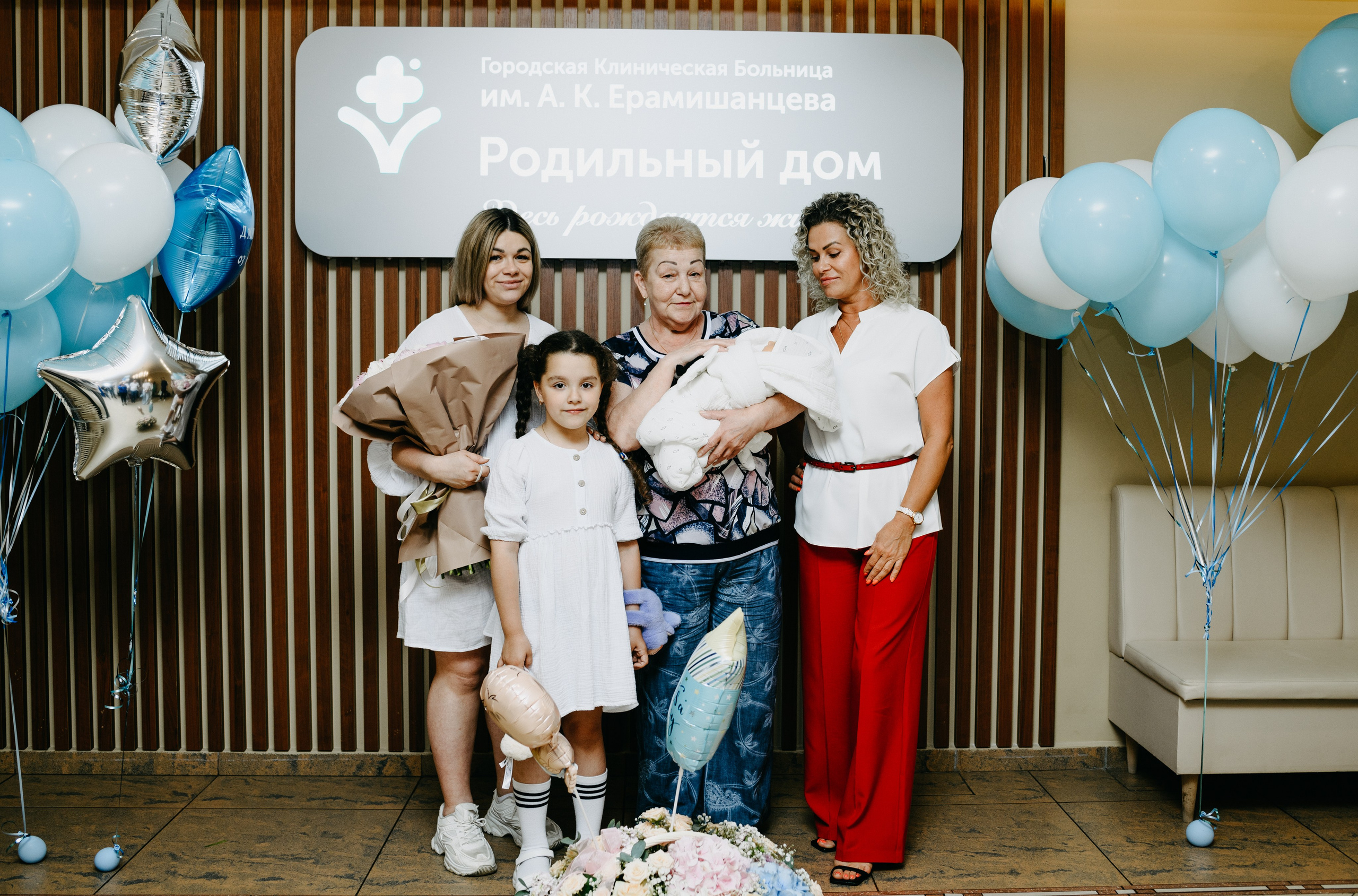 Выписка Дмитрия в ГКБ Ерамишанцева. Фотограф на выписку из роддома в Москве и МО