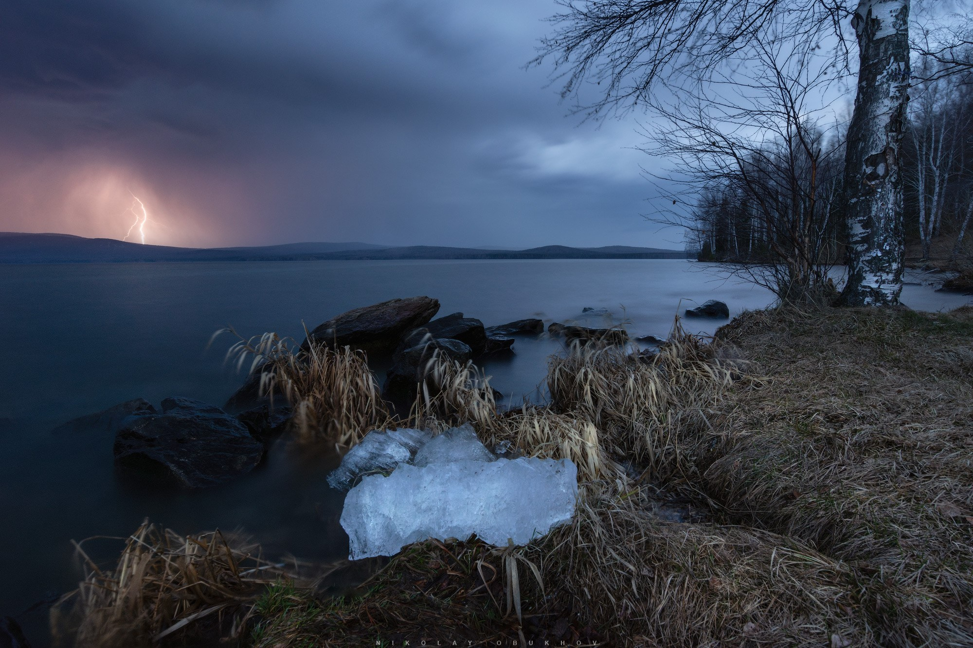 Молнии и последний лед на берегу Черноисточинского пруда.