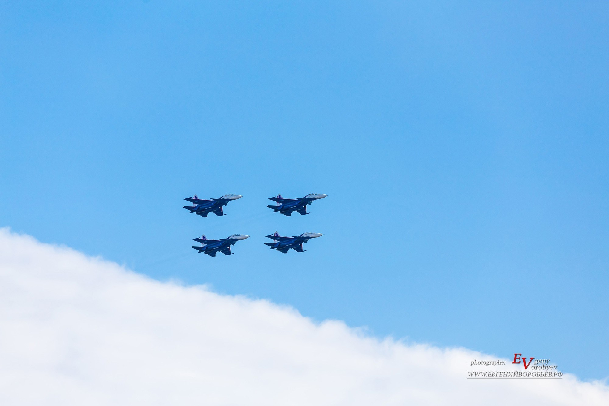 Пилотажная группа «Русские витязи» в небе над Красноярском