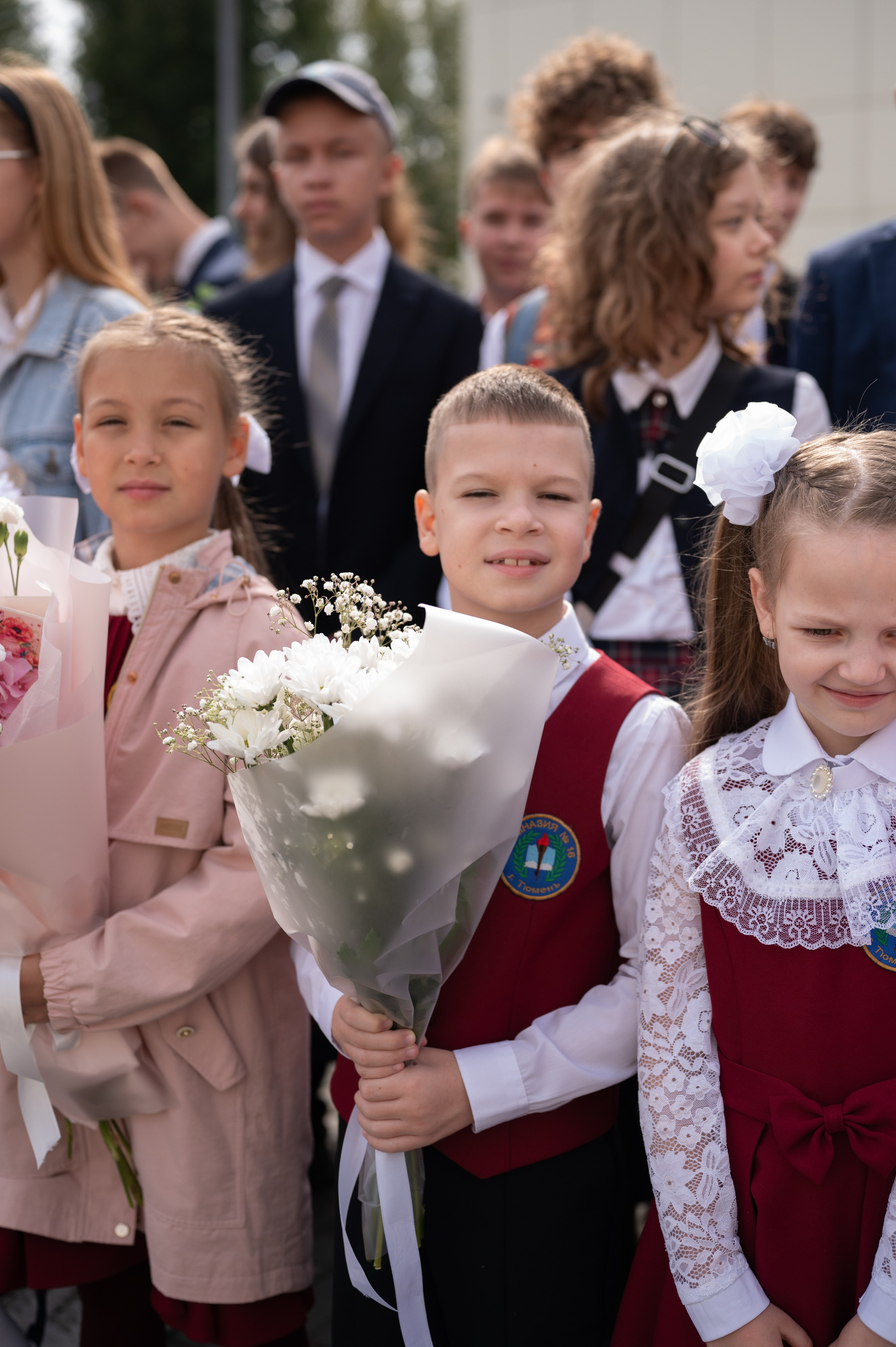 1 сентября 16 гимназия 2 класс (линейка + в классе+ на улице). Фотограф новорожденных, семейный детский в Тюмени Татьяна Морозова