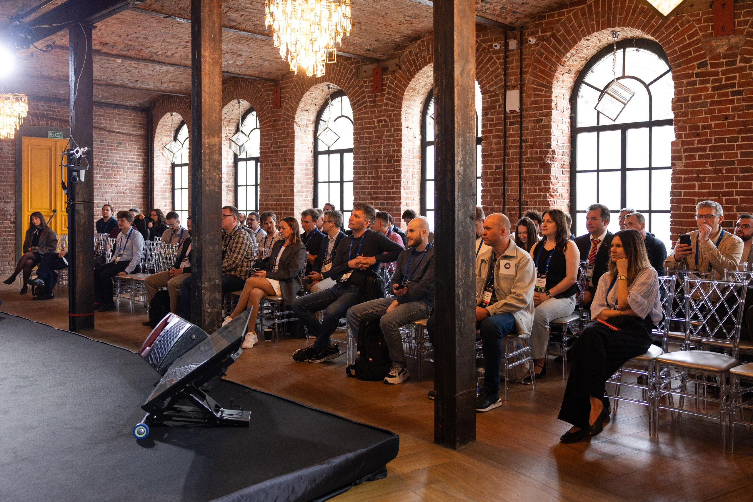 Data Summit 2025 (1). Свадебный репортажный фотограф в Москве