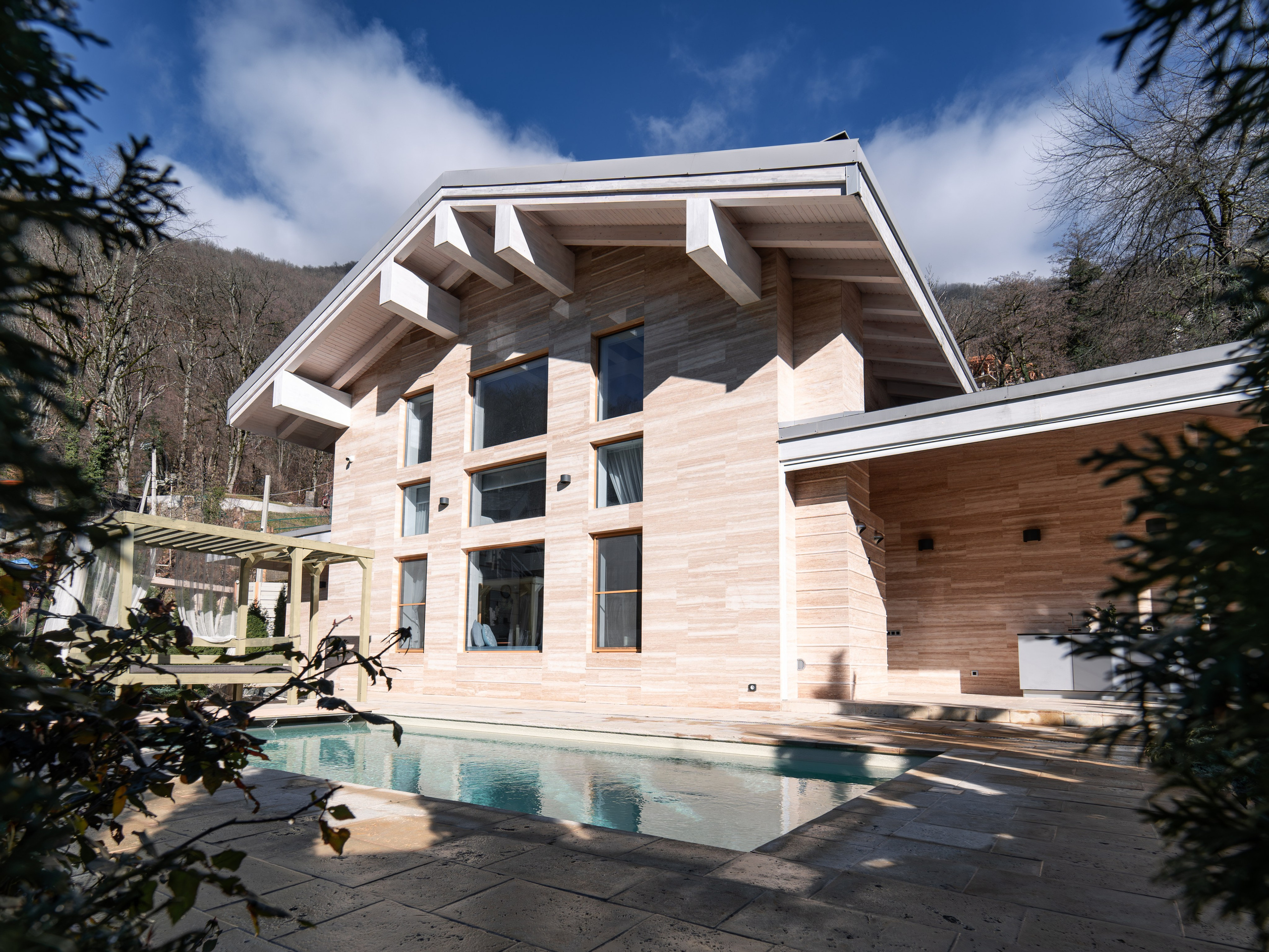 Загородный дом в стиле Шале белый — экстерьер. Репортажный фотограф в Красной Поляне и Сочи Павлюченко Екатерина