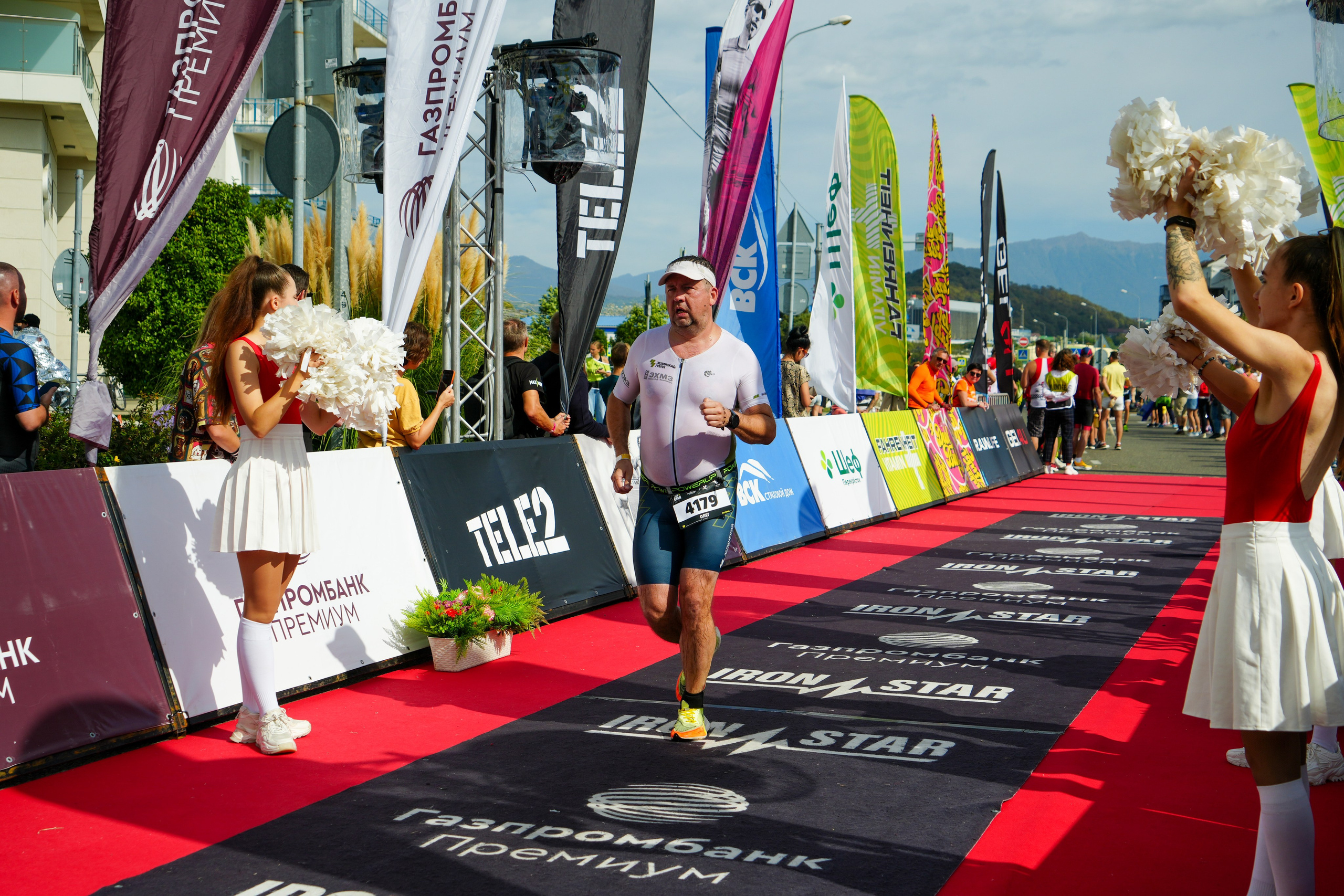 Фотоотчет партнерской интеграции для компании TELE2 на фестивале Ironstar. Репортажный фотограф в Красной Поляне и Сочи Павлюченко Екатерина