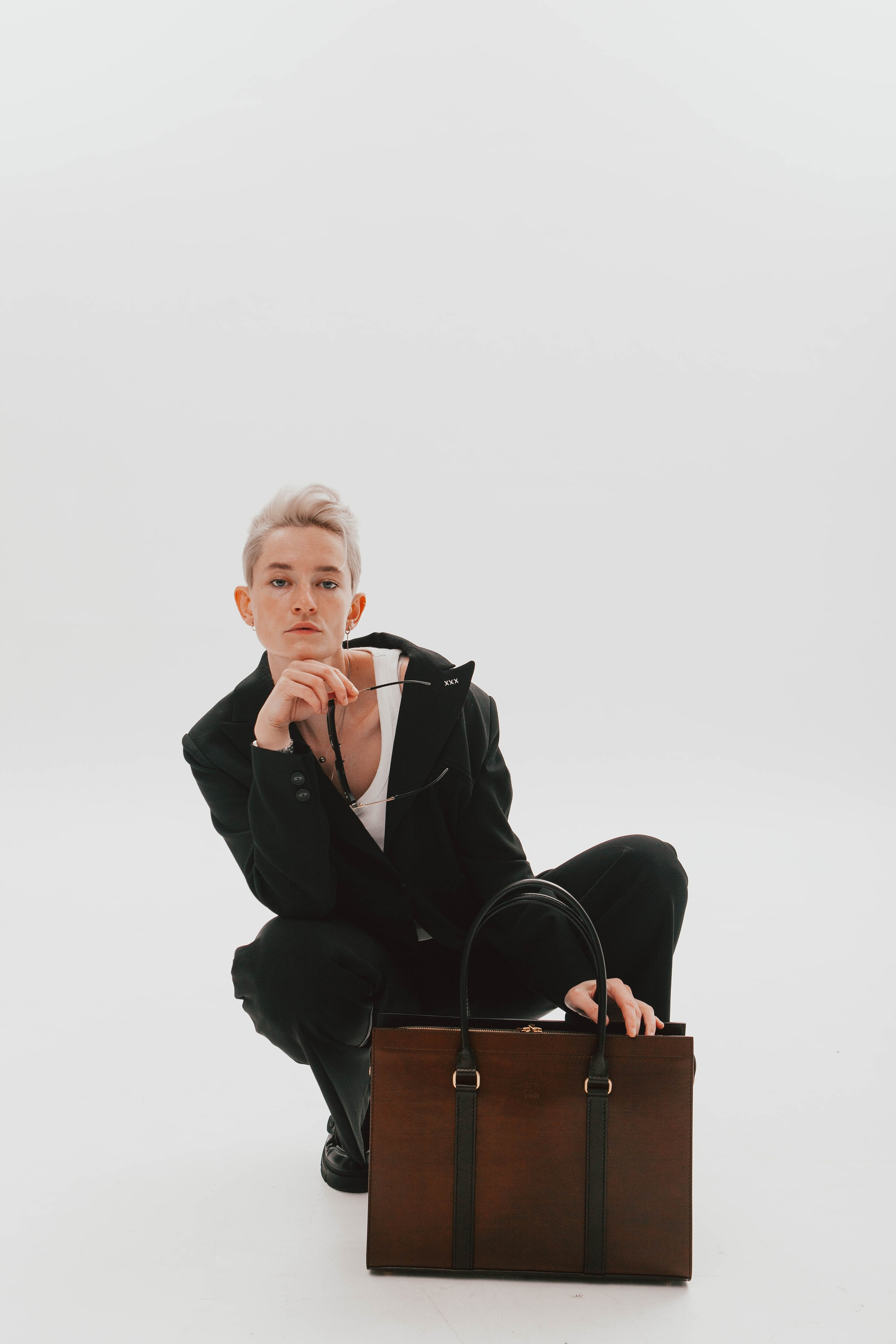 Анна Гречаная и изделие Дана Настаса 💼. Фотограф Ольга Крукле