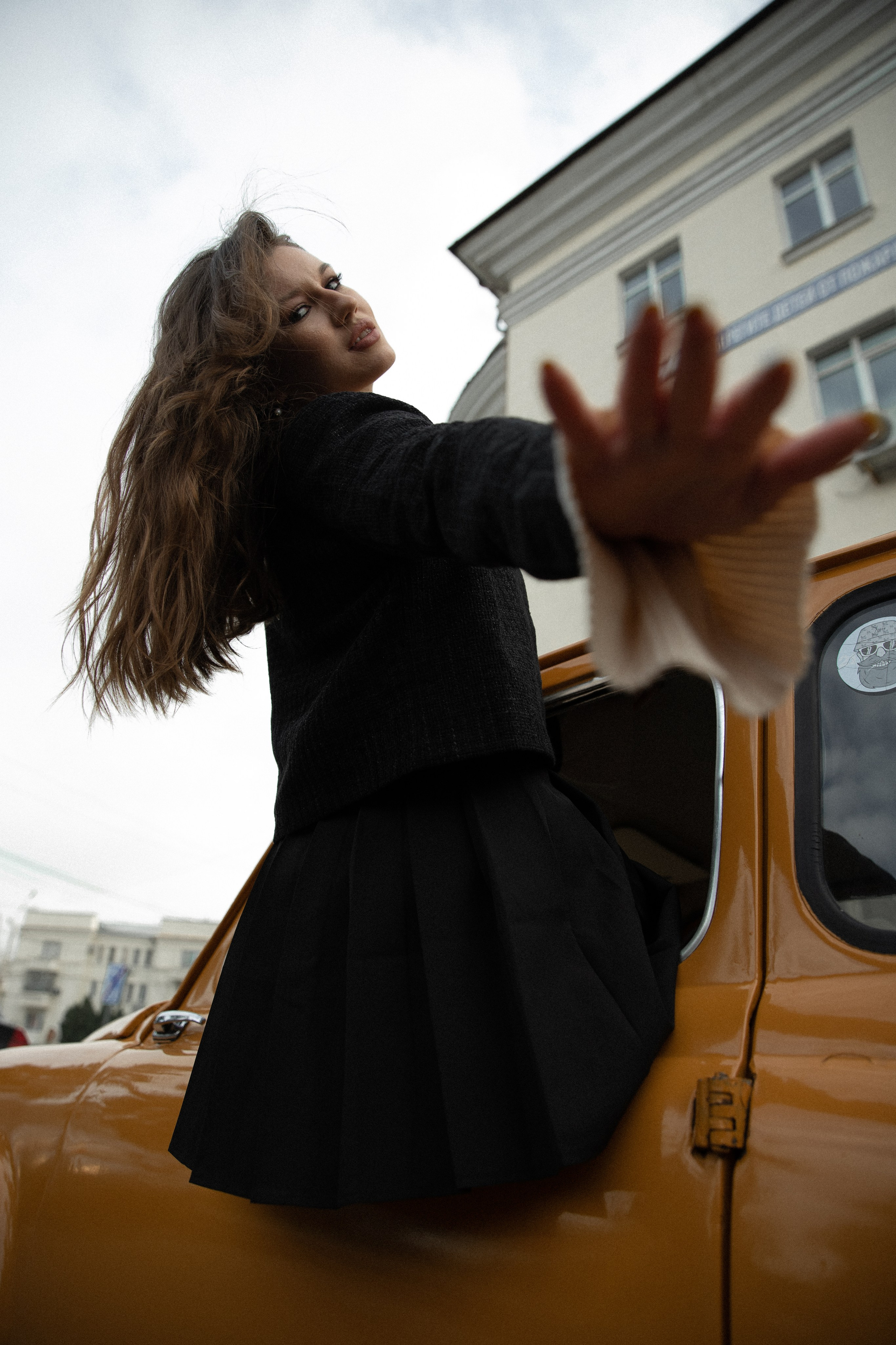 Женская фотосессия с ретро авто. Свадебный фотограф Бакрымова Валентина