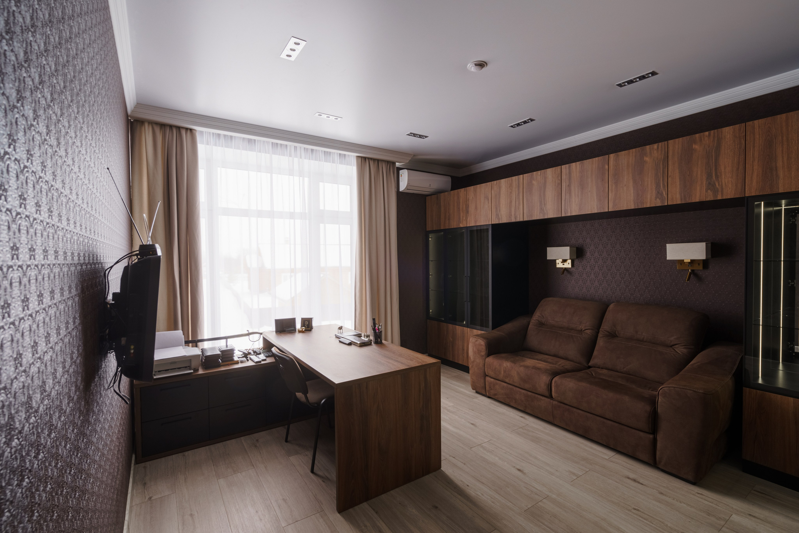 Интерьерная съемка офиса в коричневом цвете