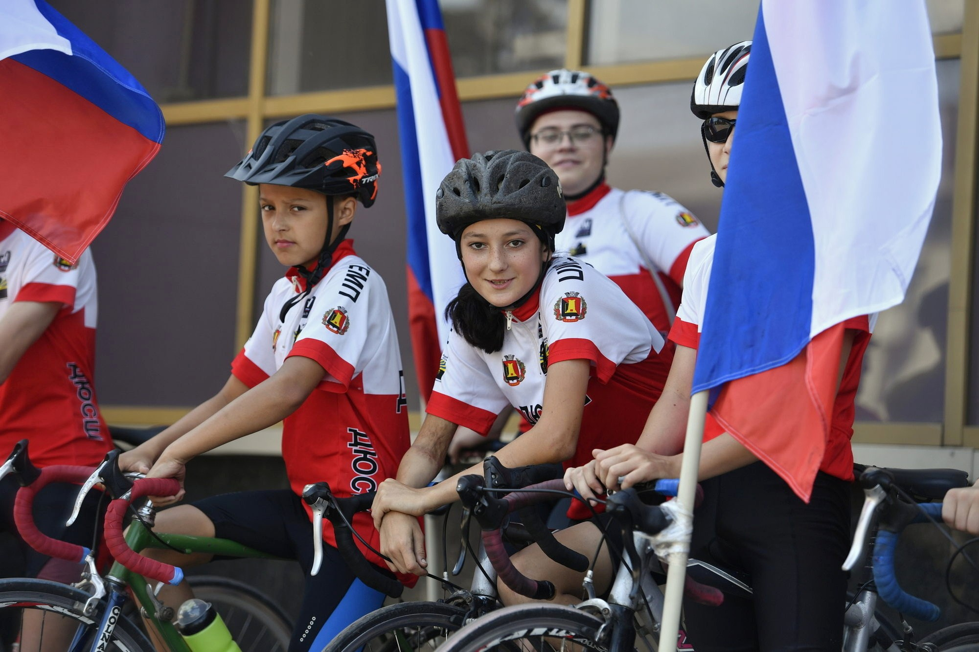 Официоз по плану, жизнь — между кадров: как снять День России и остаться собой. Документальный фотограф Сергей Вдовин