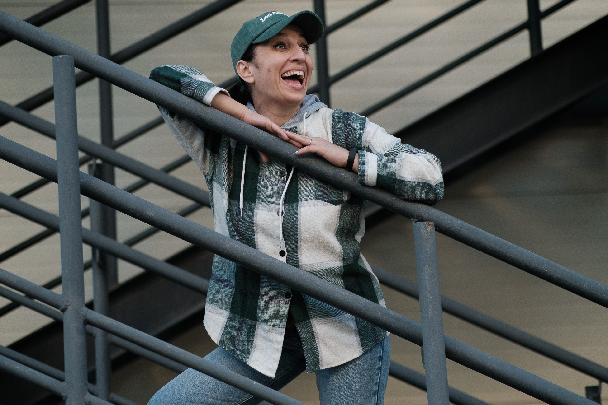 Зита Легоева фотосессия в Сокольниках, улыбается на лестнице