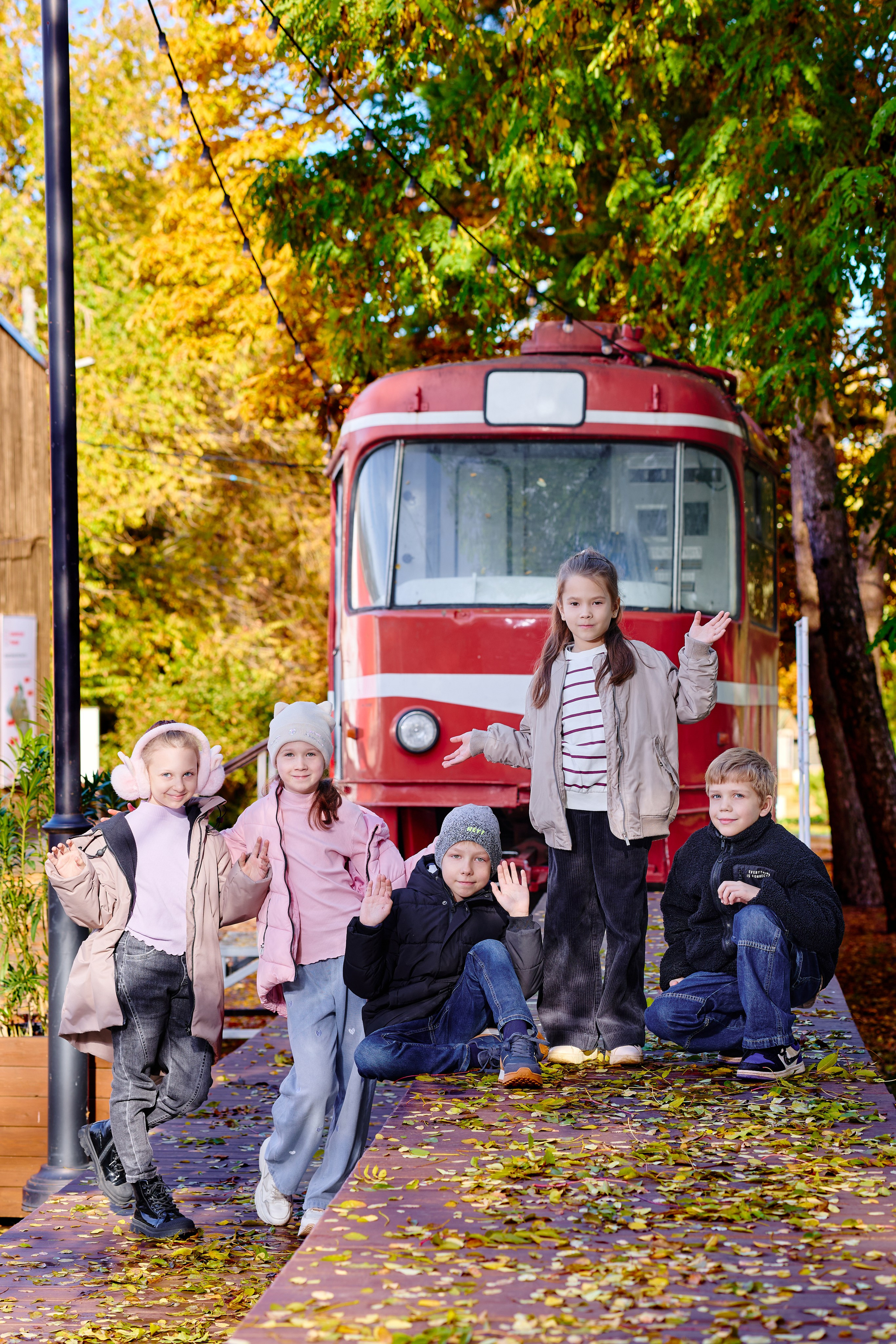 Прогулка в парке классом. Фотограф Выпускные альбомы Таганрог Сергей Коробченко