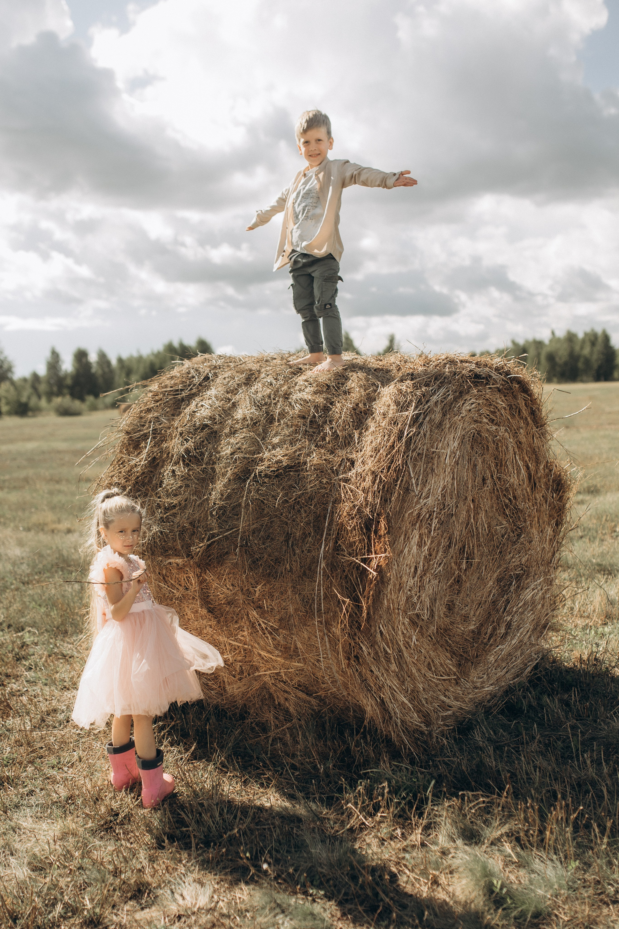 Вика и Миша на сене. Семейный фотограф lifestyle в Новосибирске Елена Шпилевая
