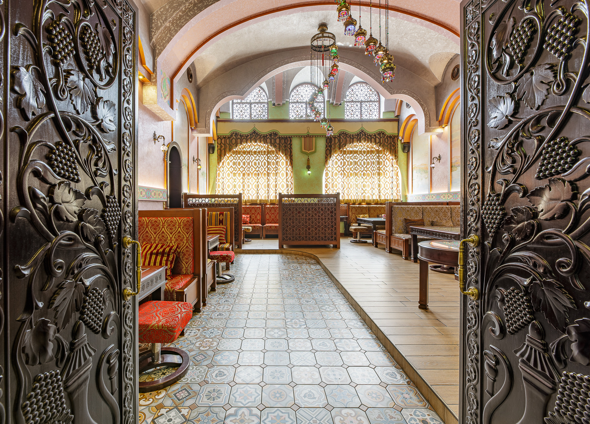 Renatphoto-Ночная фотосъёмка кафе, ресторана или отеля в Анапе. Профессиональная фотосъёмка интерьеров, предметная фотосессия еды для меню г. Анапа