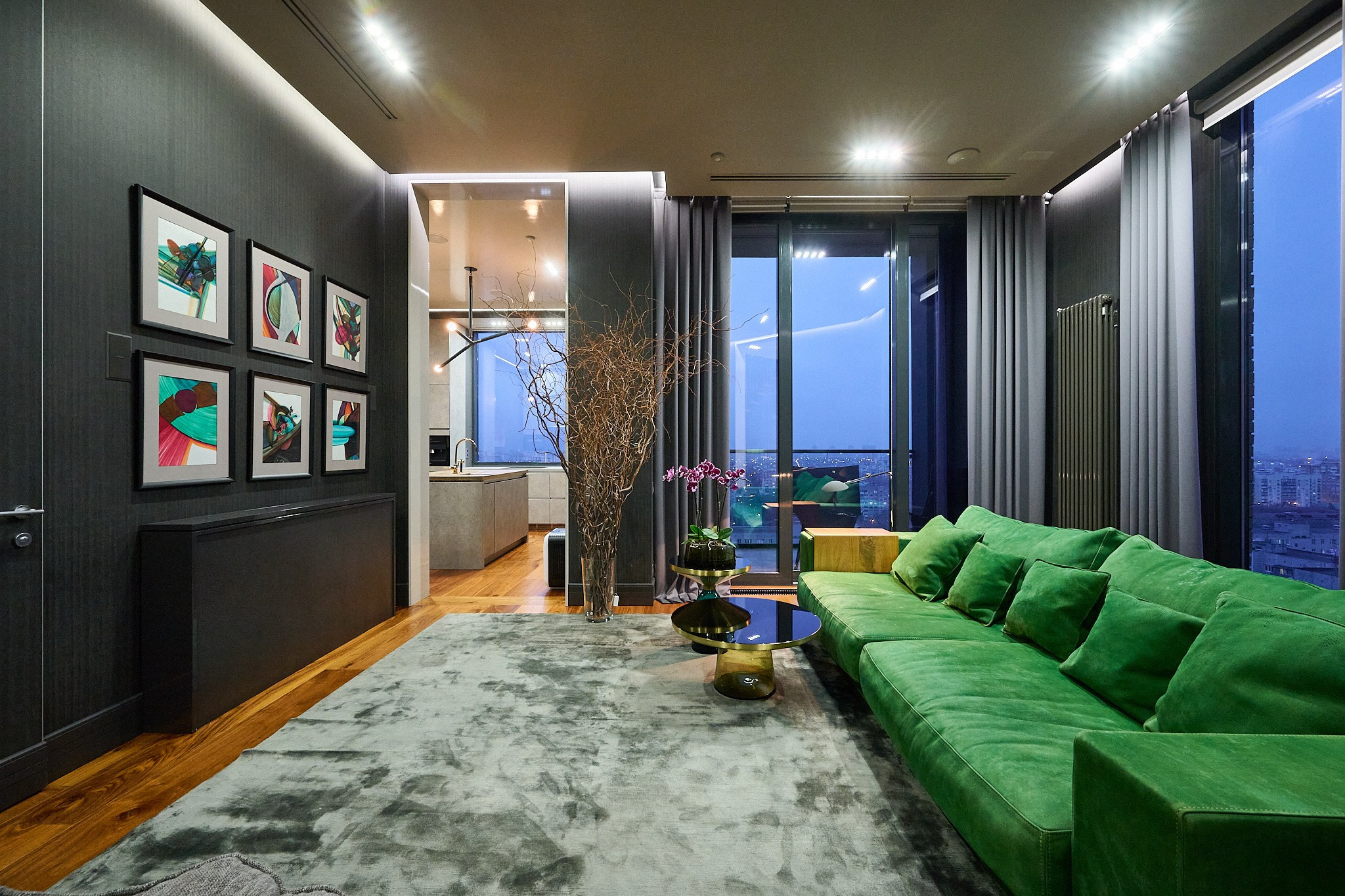 гостиная с черными обоями светлым зеленым диваном черной тумбочкой для телевизора 