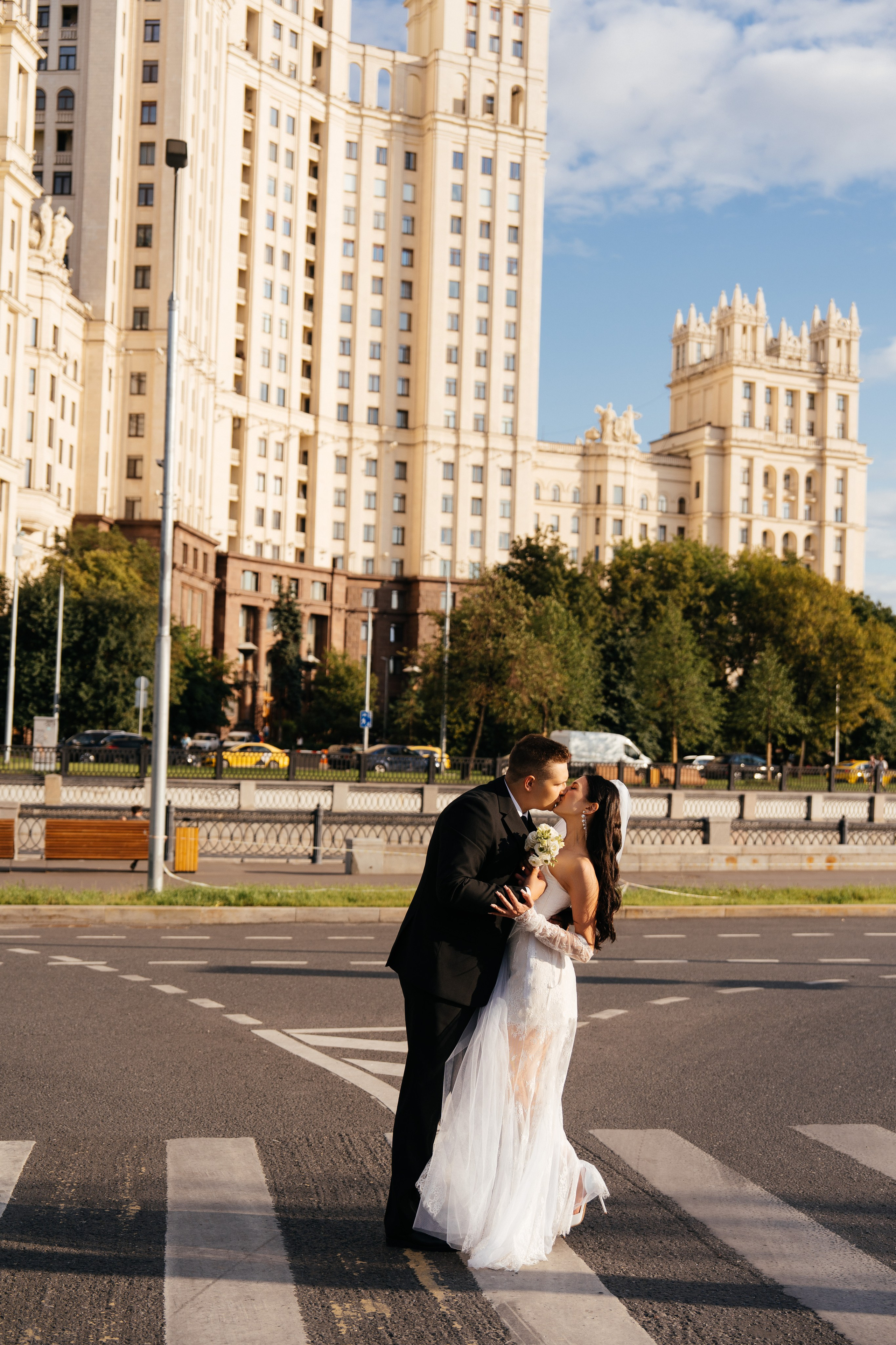 Свадебная фотосессия в Москве у высотки на Котельнической набережной. Свадебный фотограф в Москве Анна Полушина