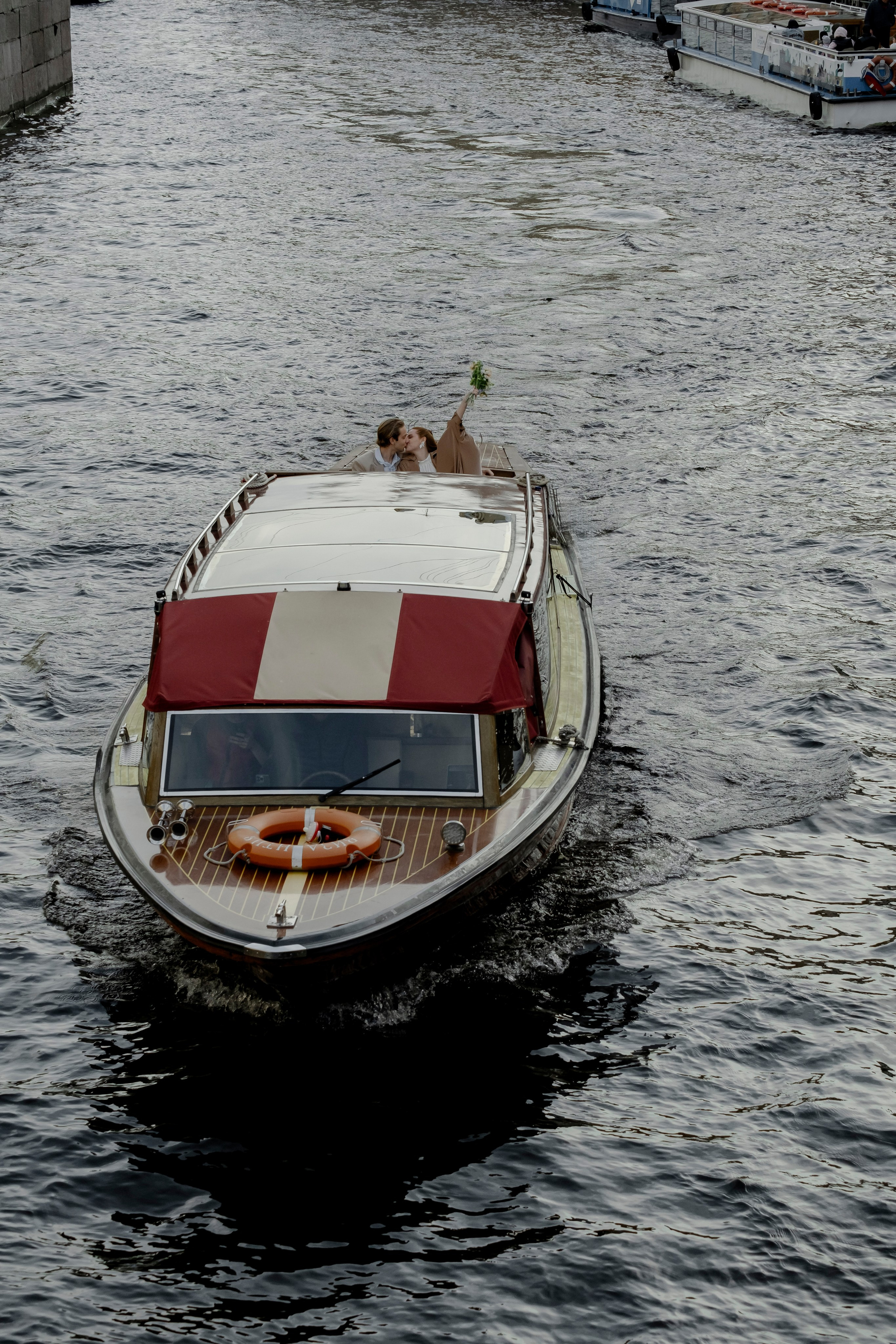 СВАДЕНБНАЯ СЬЕМКА НА КАТЕРЕ ПО КАНАЛАМ САНКТ-ПЕТЕРБУРГА И В АКВАТОРИИ НЕВЫ. Профессиональный фотограф, Санкт-Петербург — Виктория Богомолова