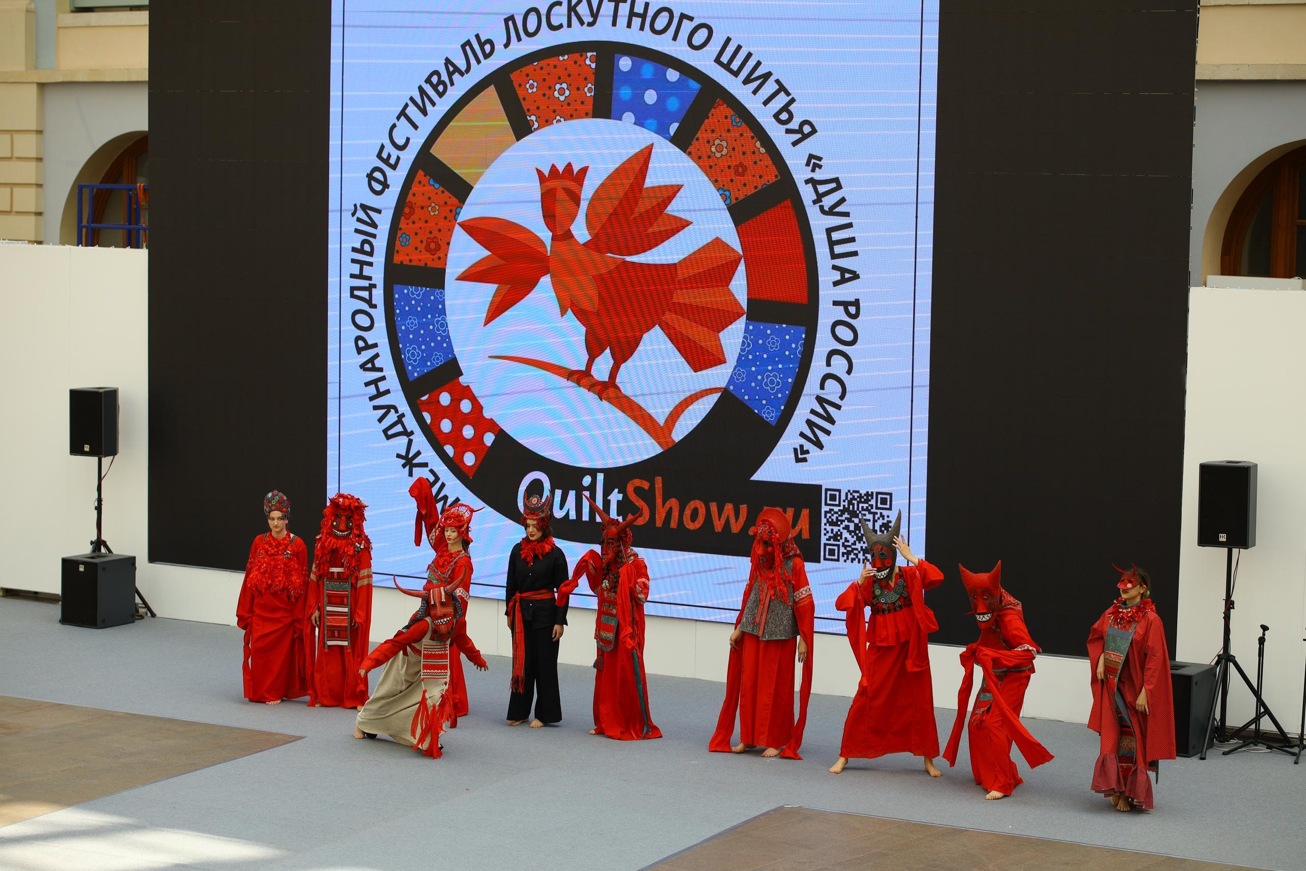 Показ одежды на выставке-ярмарке «ШЕДЕВРЫ ЛОСКУТНОГО ШИТЬЯ» г. Москва. Фотограф в Туле Крупский АнДРей. Фотостудия «КАДР71» в Туле