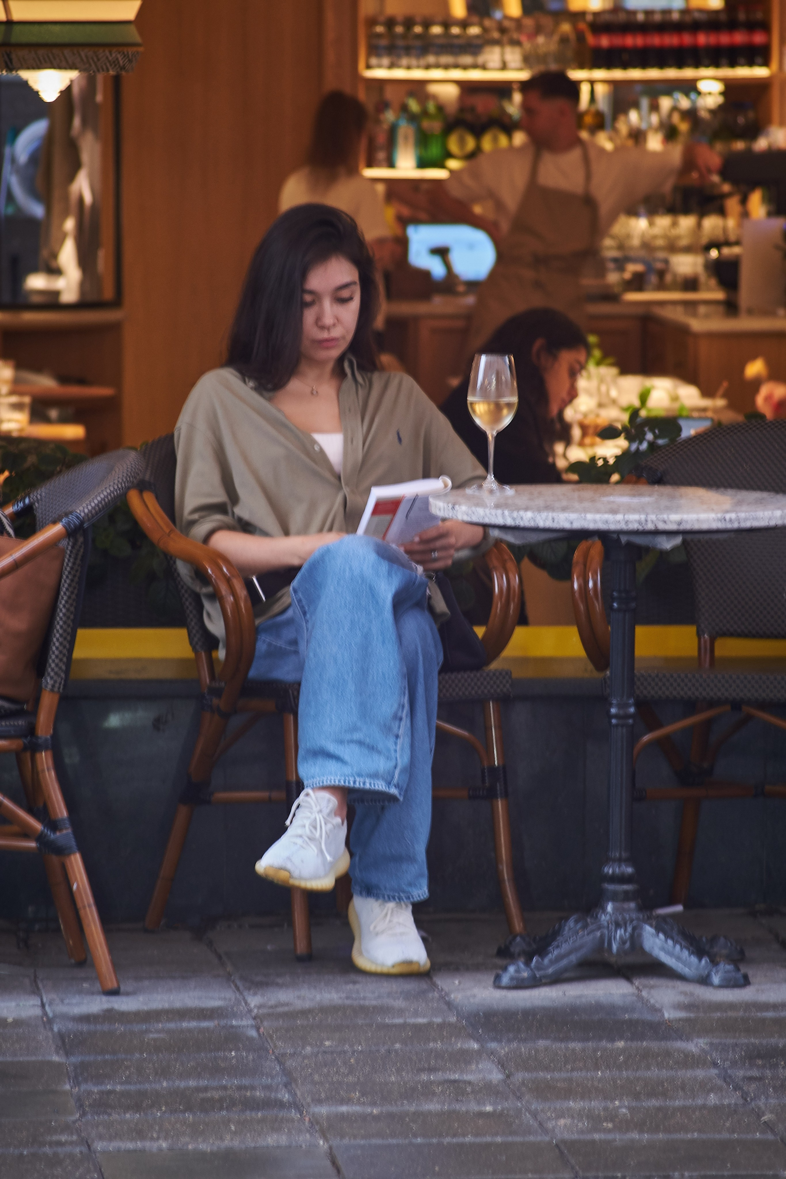 "Девушка за столиком"  - фотограф Виталий Дени