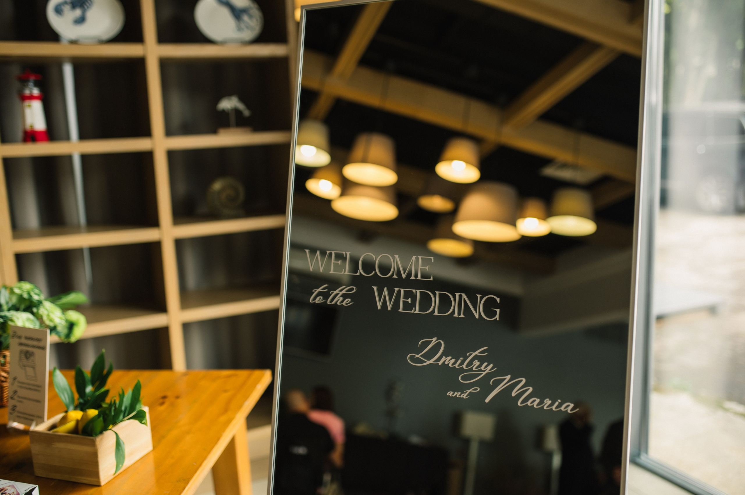 свадебная церемония выездная регистрация на природеобмен кольцами молодожены крупный планпервый поцелуй жениха и невесты на церемониигости на свадьбе аплодируют молодоженам