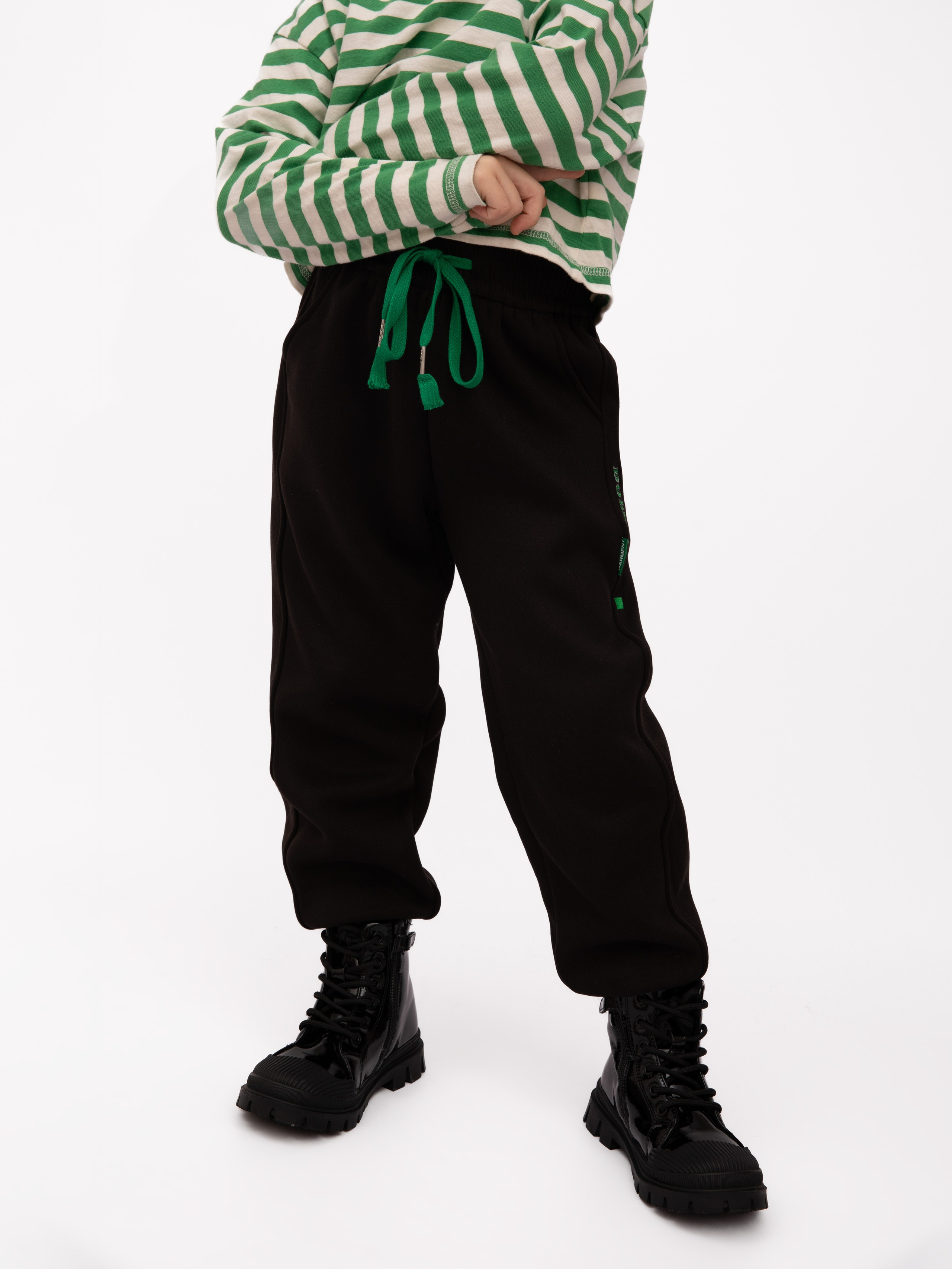 Детские брюки. Фотостудия предметной и модельной съёмки для маркетплейсов