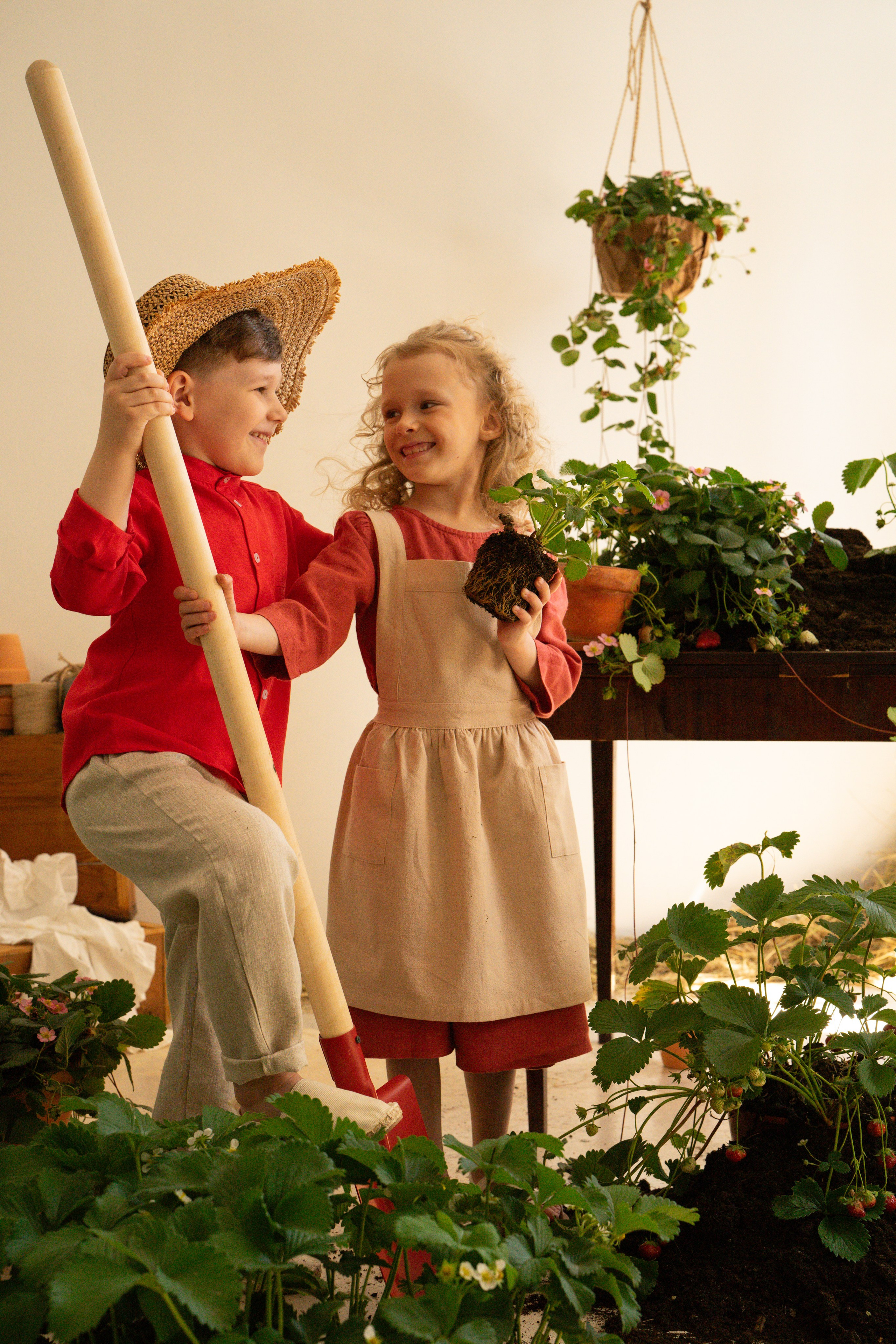Маленькие садоводы. Ваш фотограф Tetiana Kolos, найду самый удачный ракурс и словлю момент