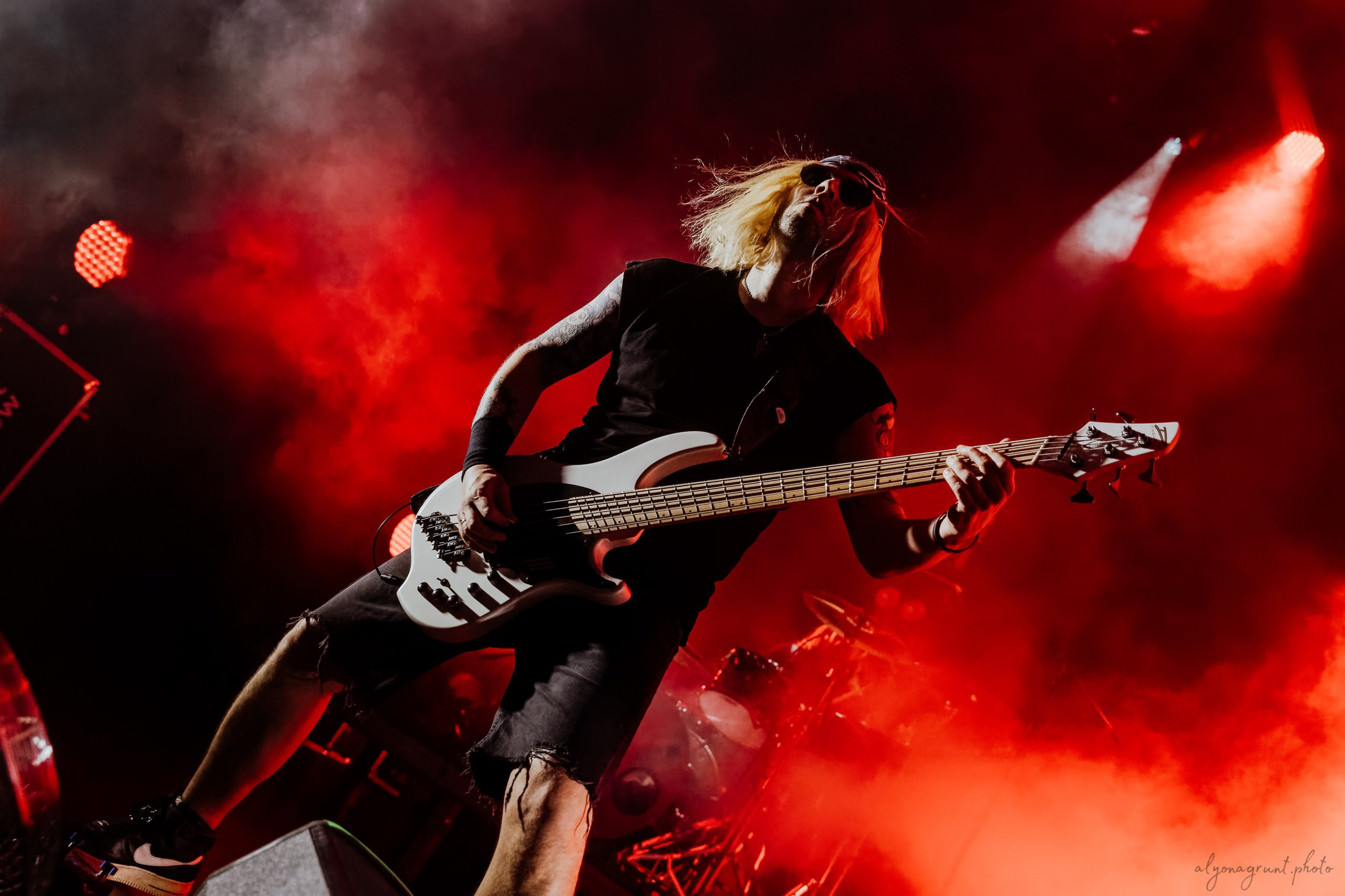 Багровый Фантомас, фоторепортаж, СПб, BASE, 14.12.2025. Алена Адрианова: фотограф в Санкт-Петербурге