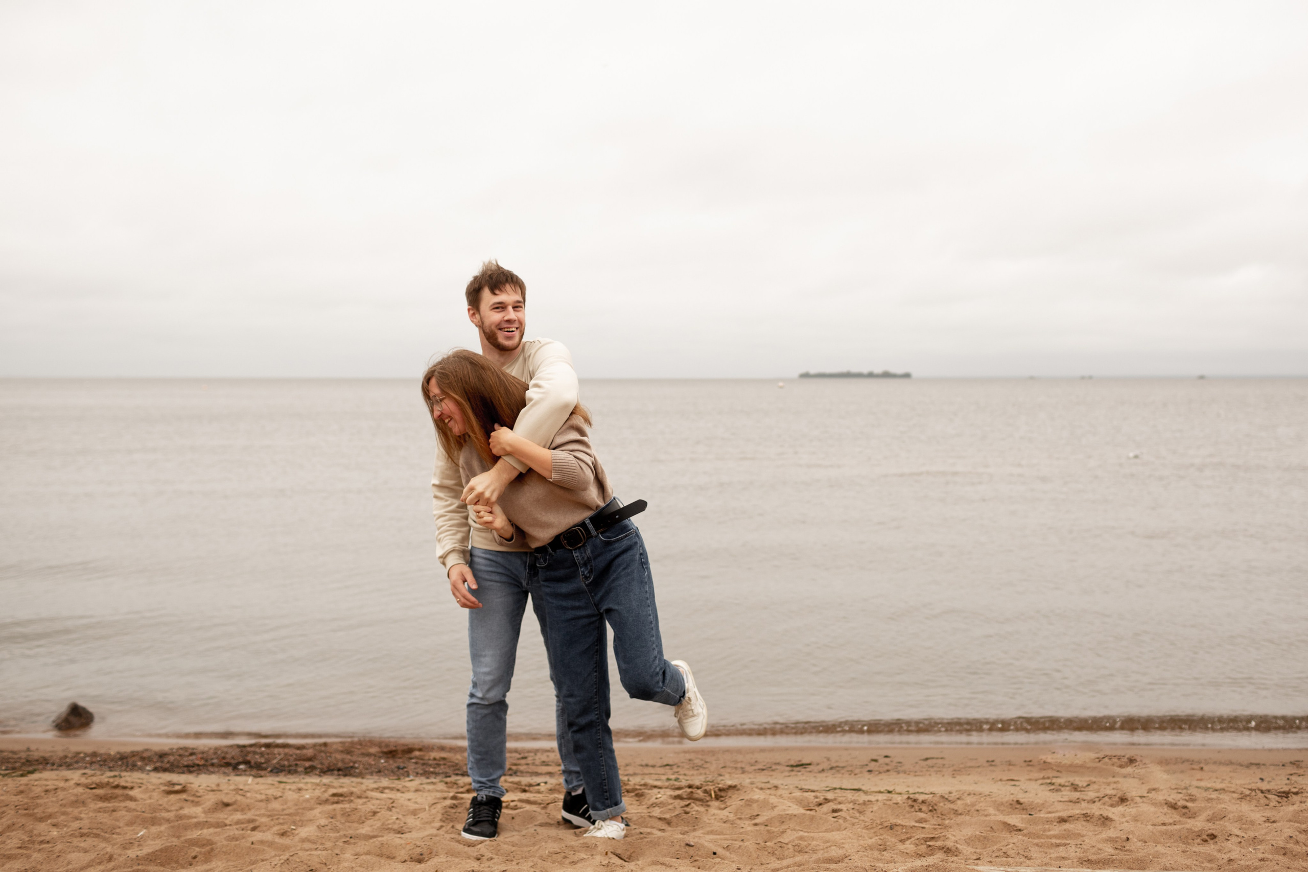 Семейная фотопрогулка на пляже. Свадебный фотограф Кирилл Белый