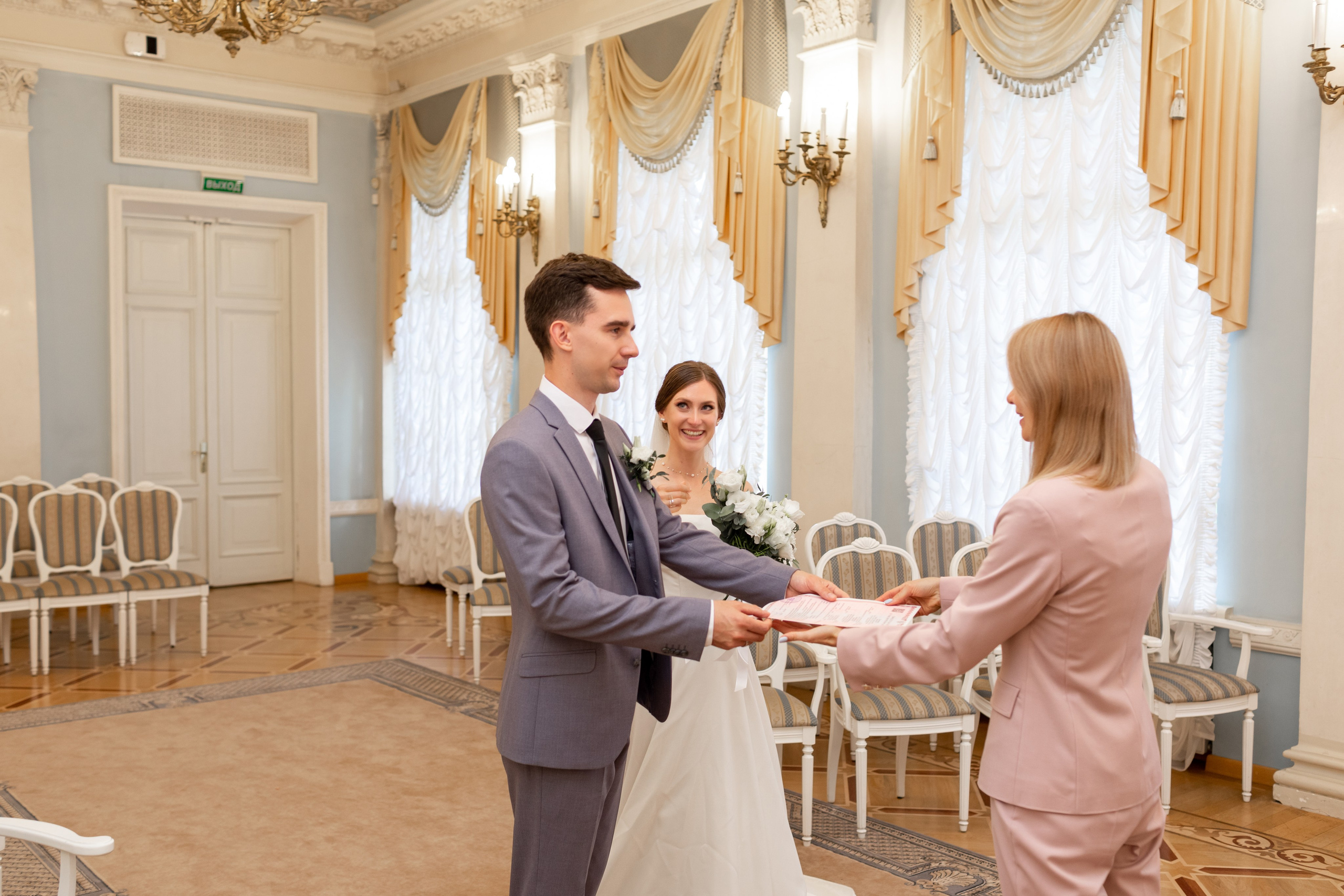 Свадебная фотопрогулка в Санкт-Петербурге. Свадебный фотограф Кирилл Белый