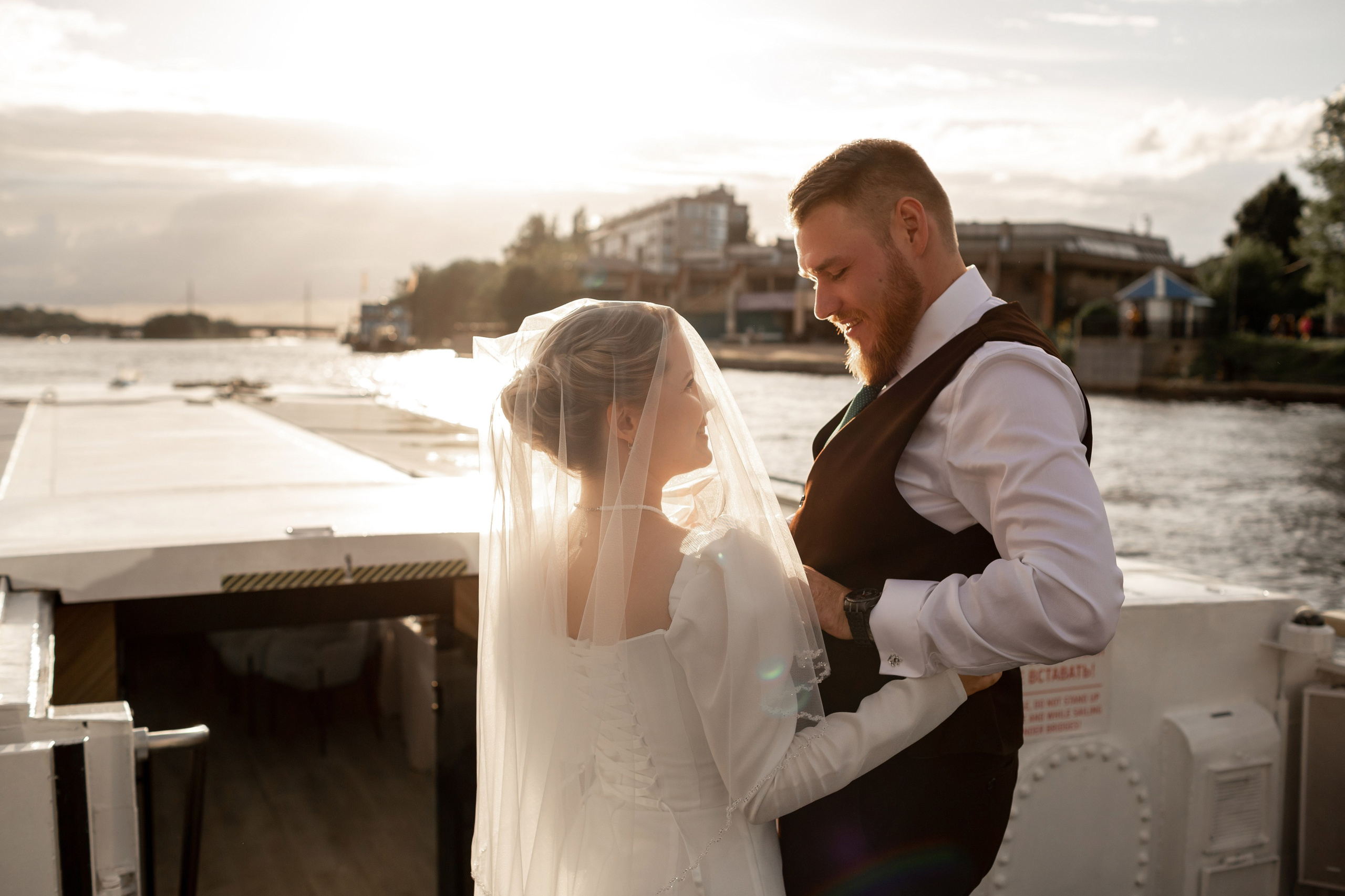 Свадебная фотосессия на корабле и прогулка по Неве.