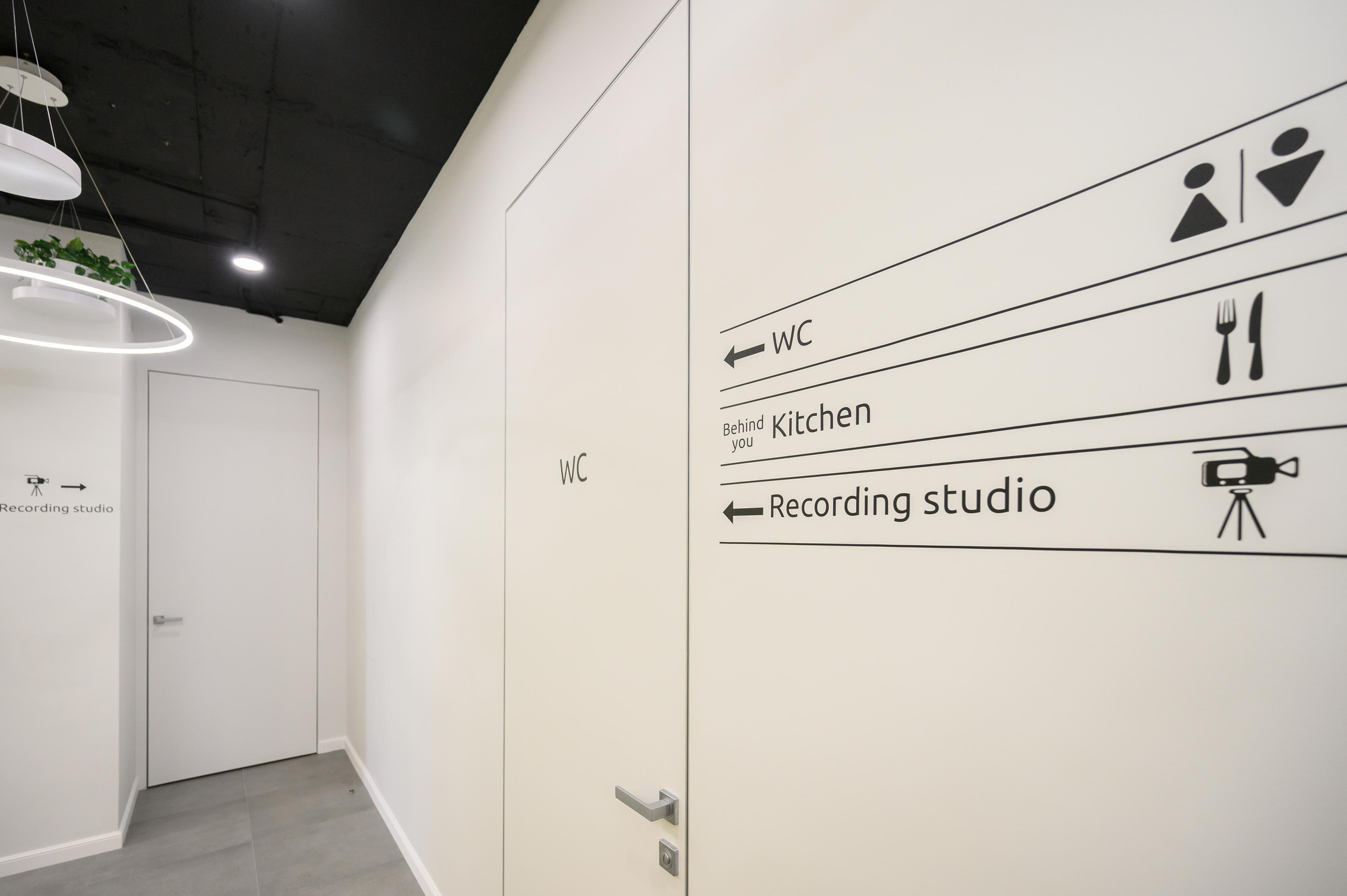 Офис Azat Valeev. Студия рекламной и предметной съемки товаров WELKO Studio