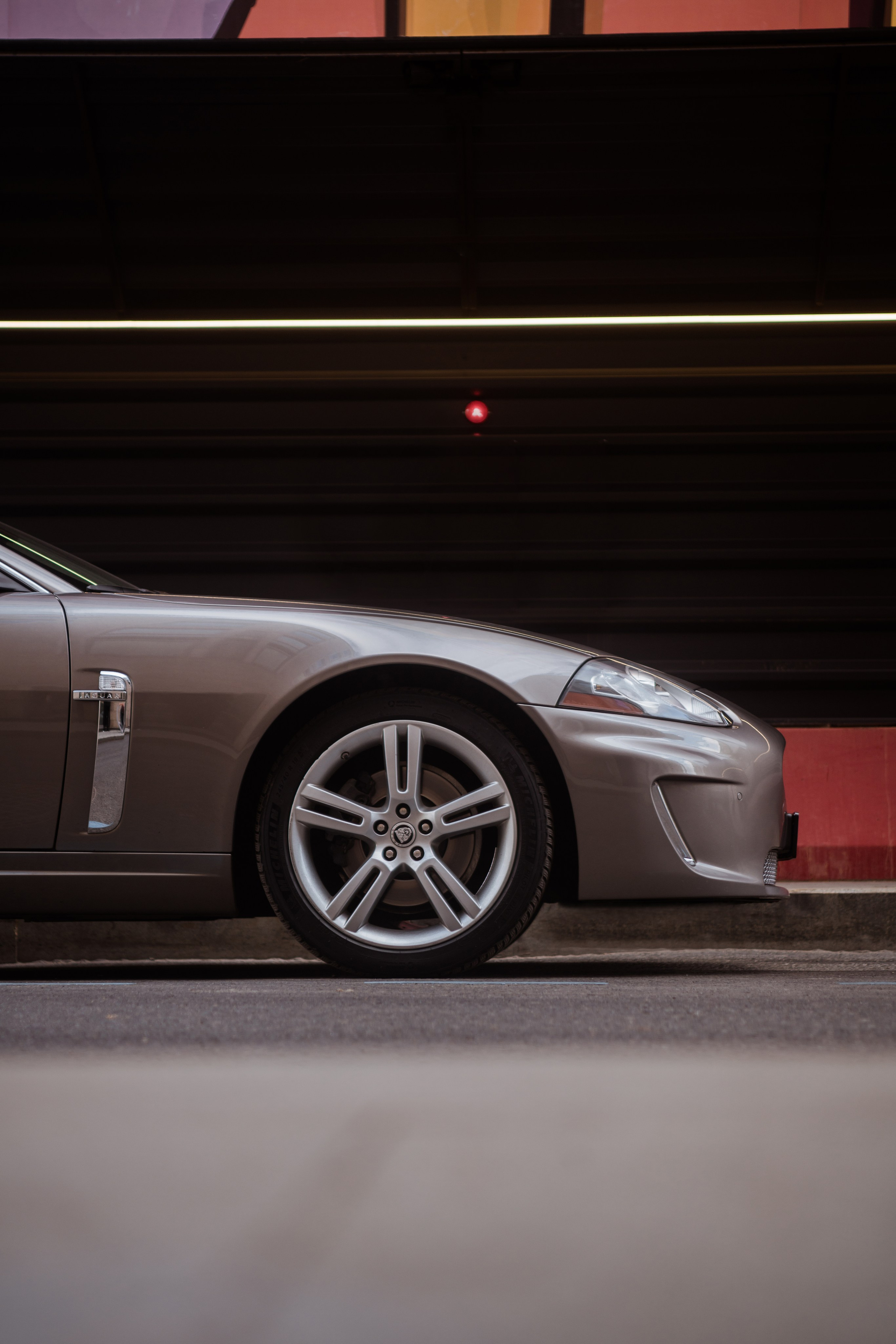 Парень с девушкой фотографируются в центре Москвы. Жуков Илья  свадебный фотограф в Москве