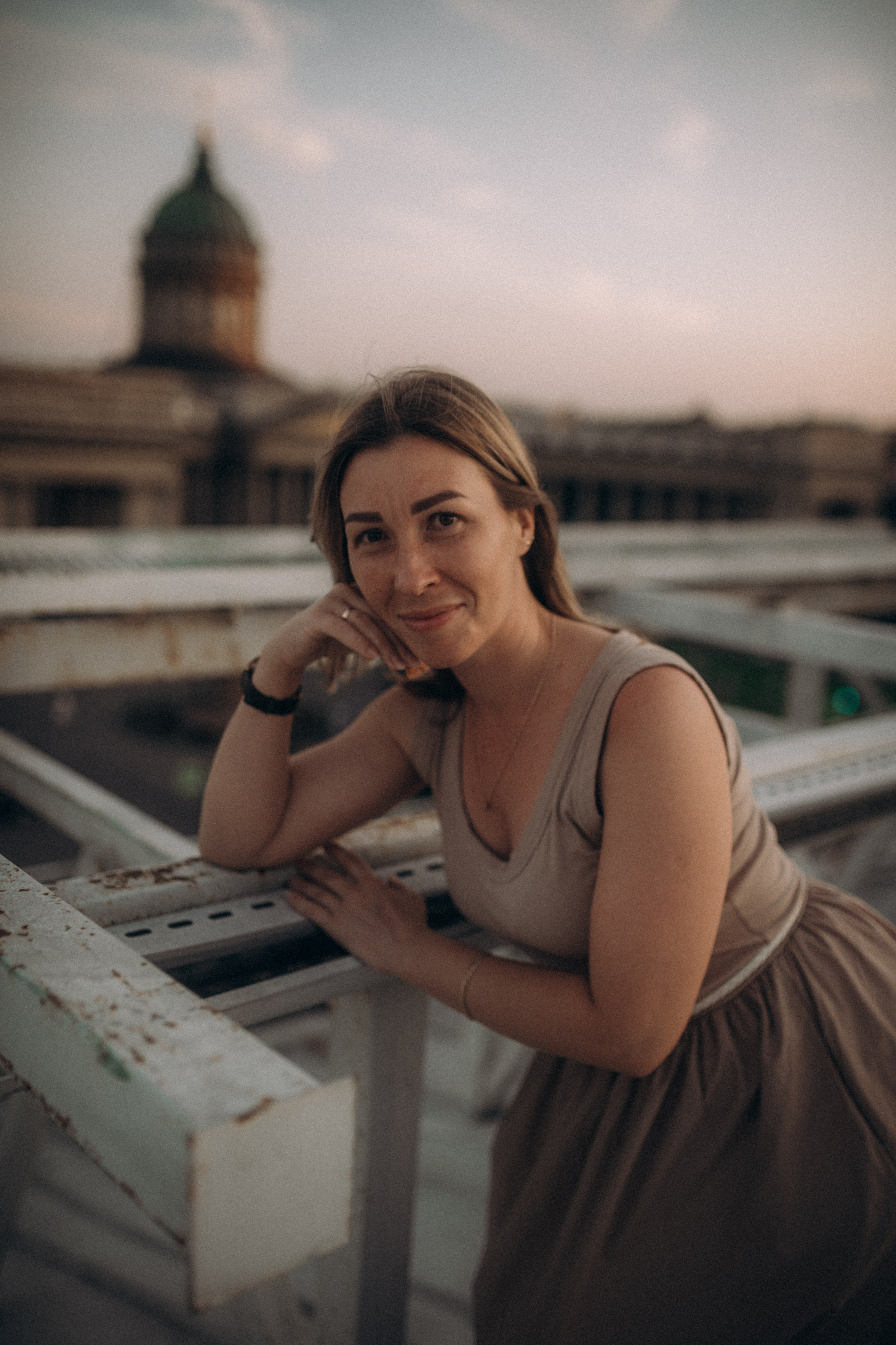 Мы сидим на питерской, теплой крыше. Фотограф в Санкт Петербурге Лара Великова