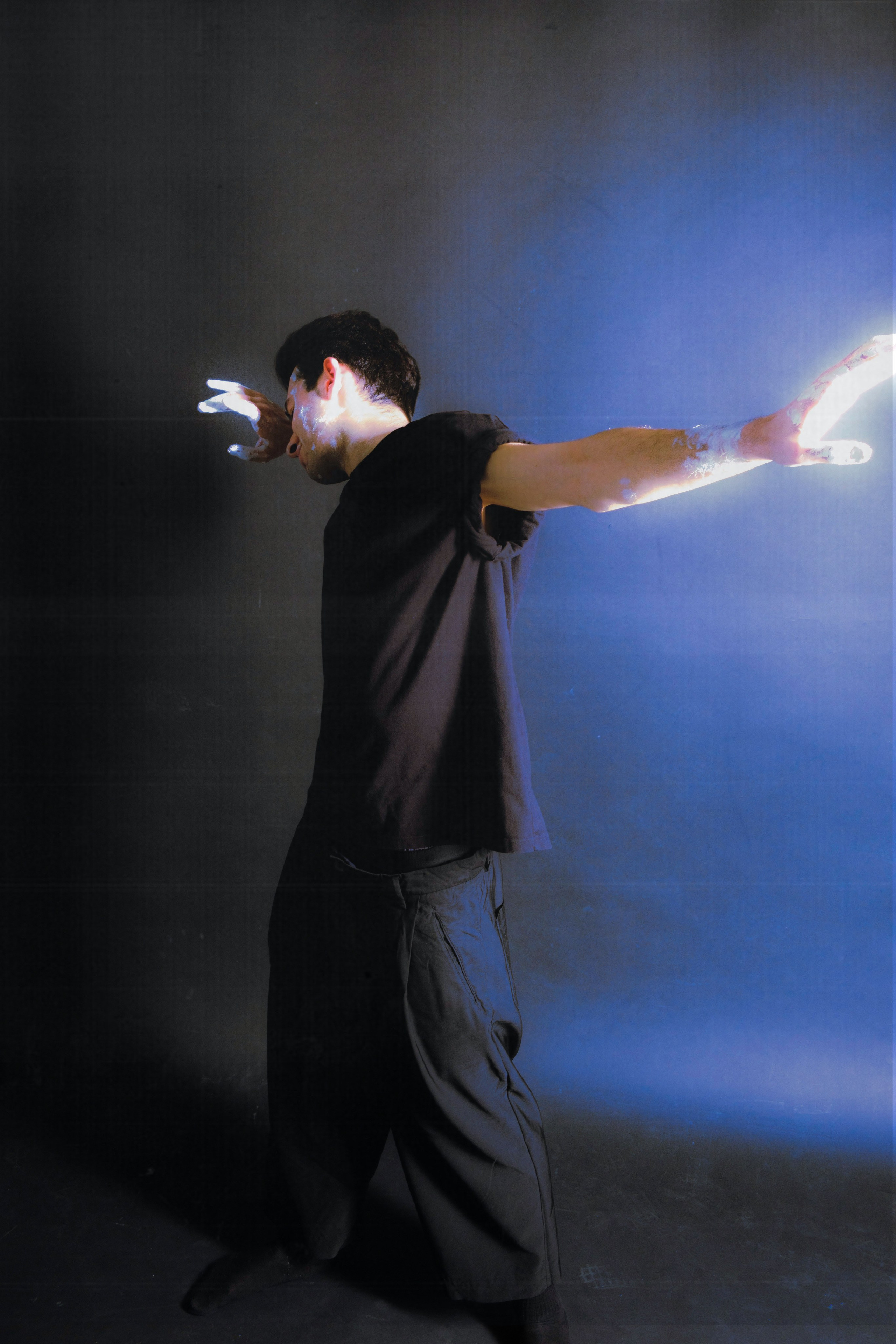 Эмоции. Краска и красные нити. Мари — фотограф и видеограф из Москвы