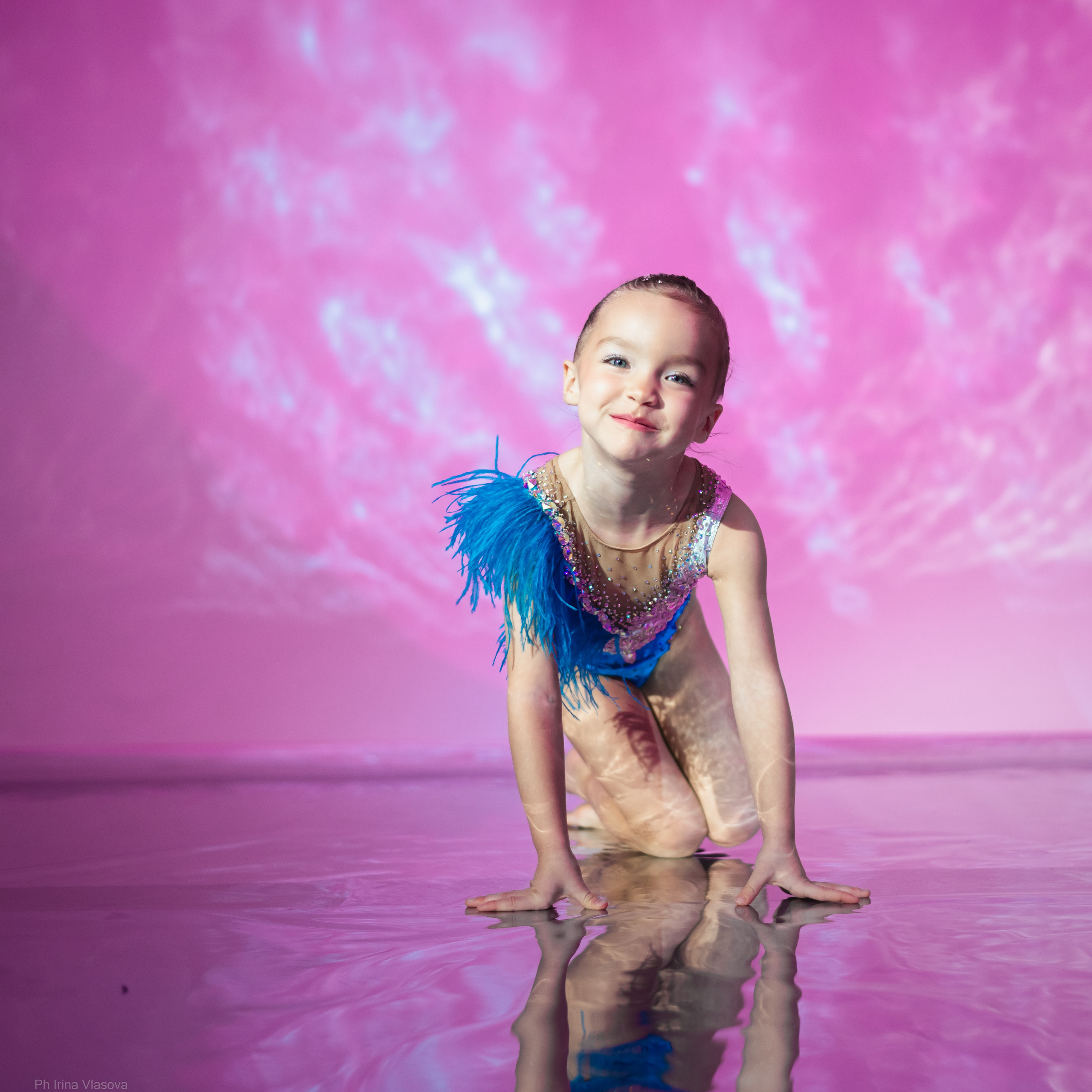 спортивная фотосессия с бликами и цветным светом