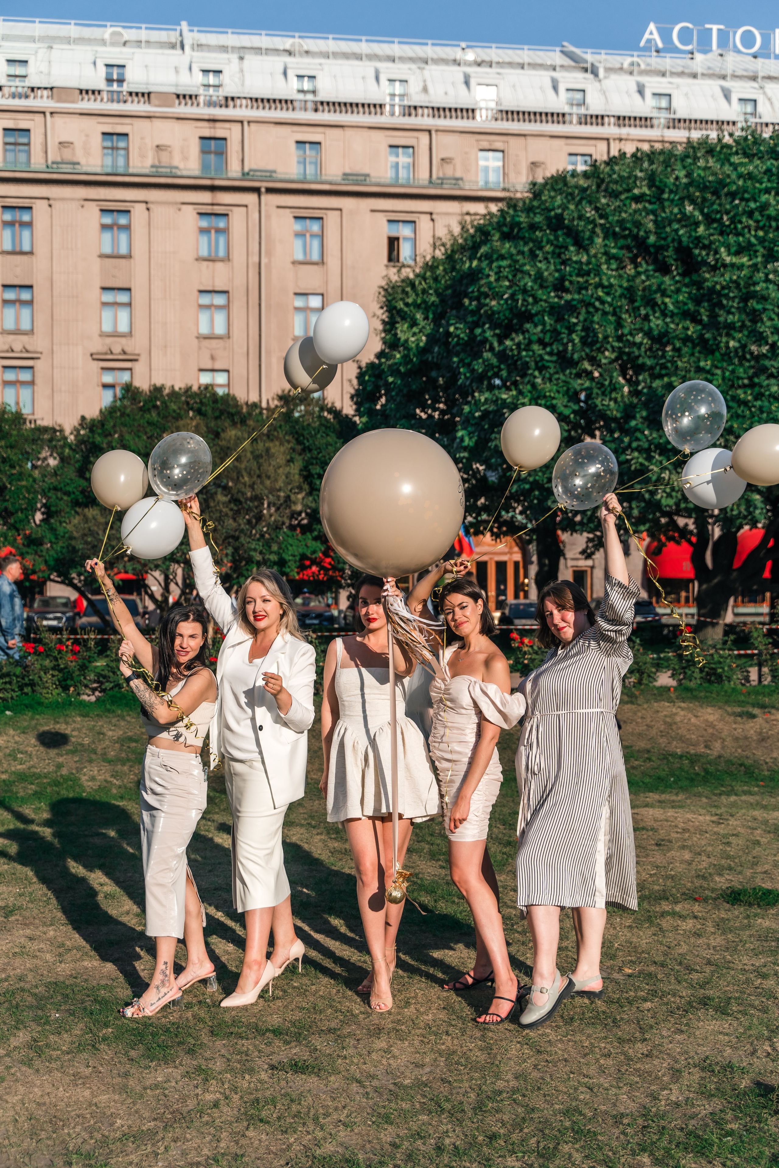 Фотосъемка девичника, встреча девушек, веселые женские портреты