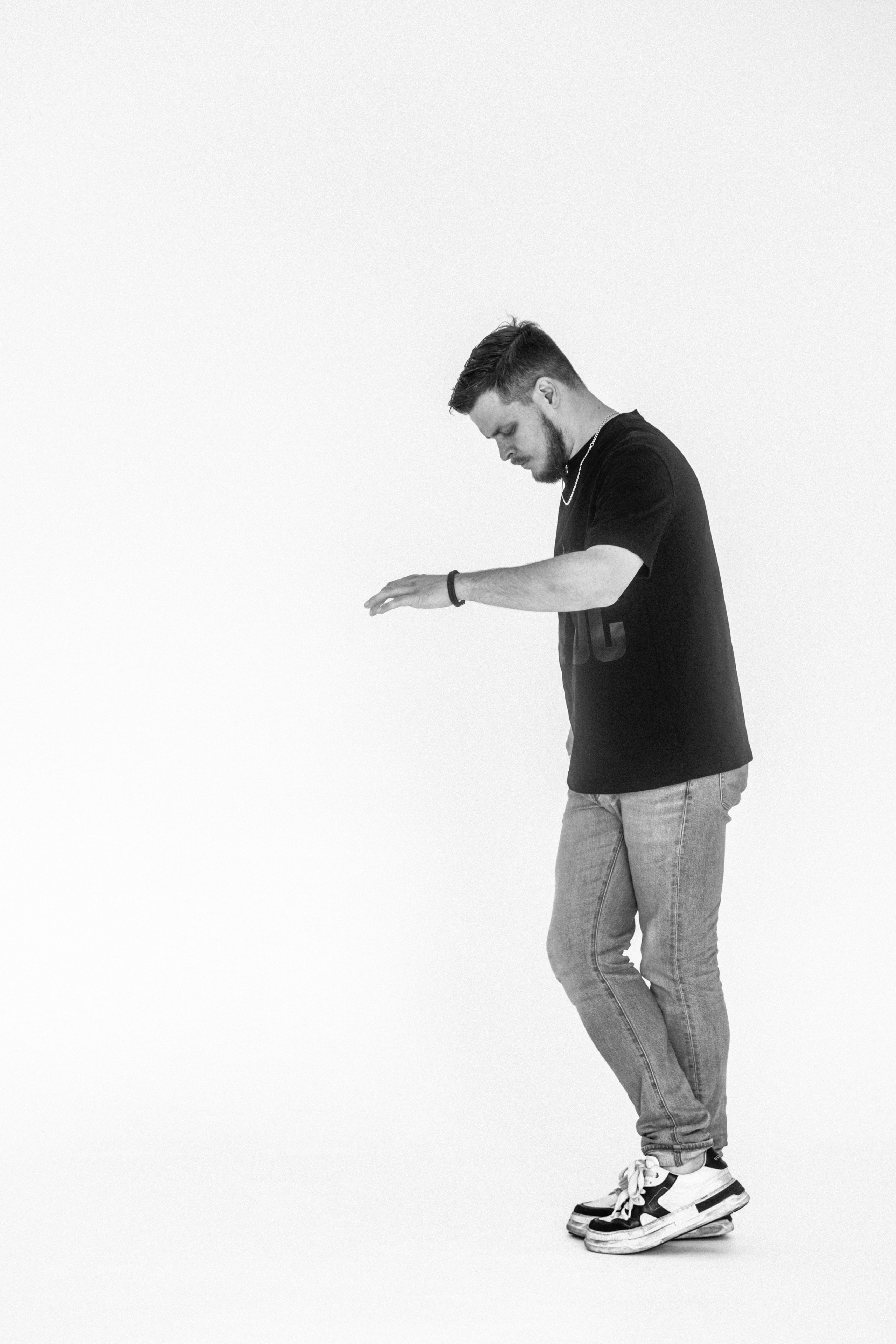 черно-белый портрет мужчины во весь рост