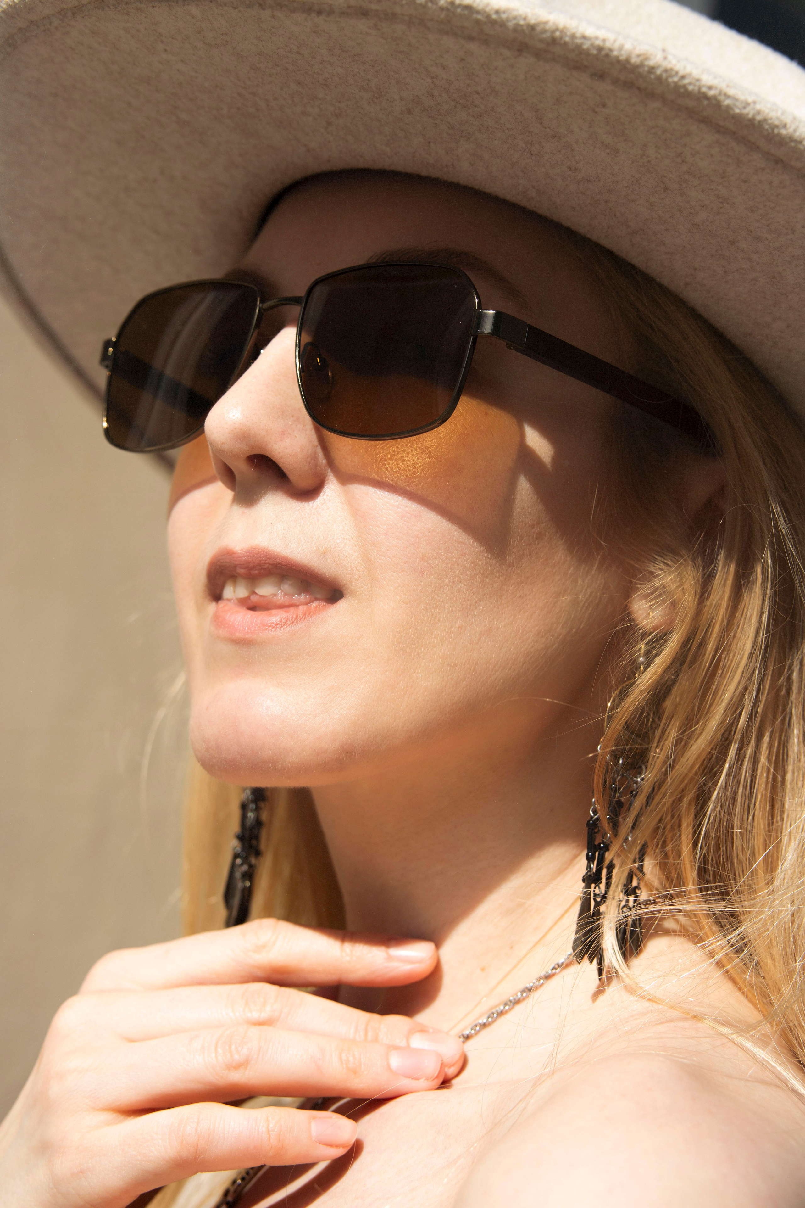 потрет женщины в шляпе