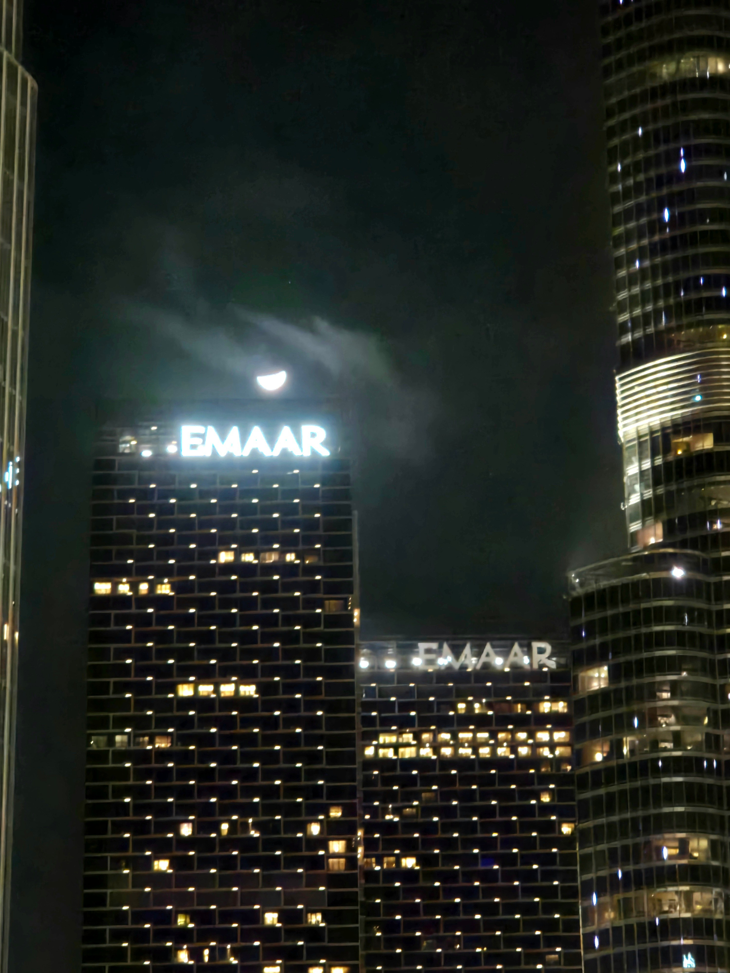 Встающая Луна. Непривычный угол наклона полумесяца