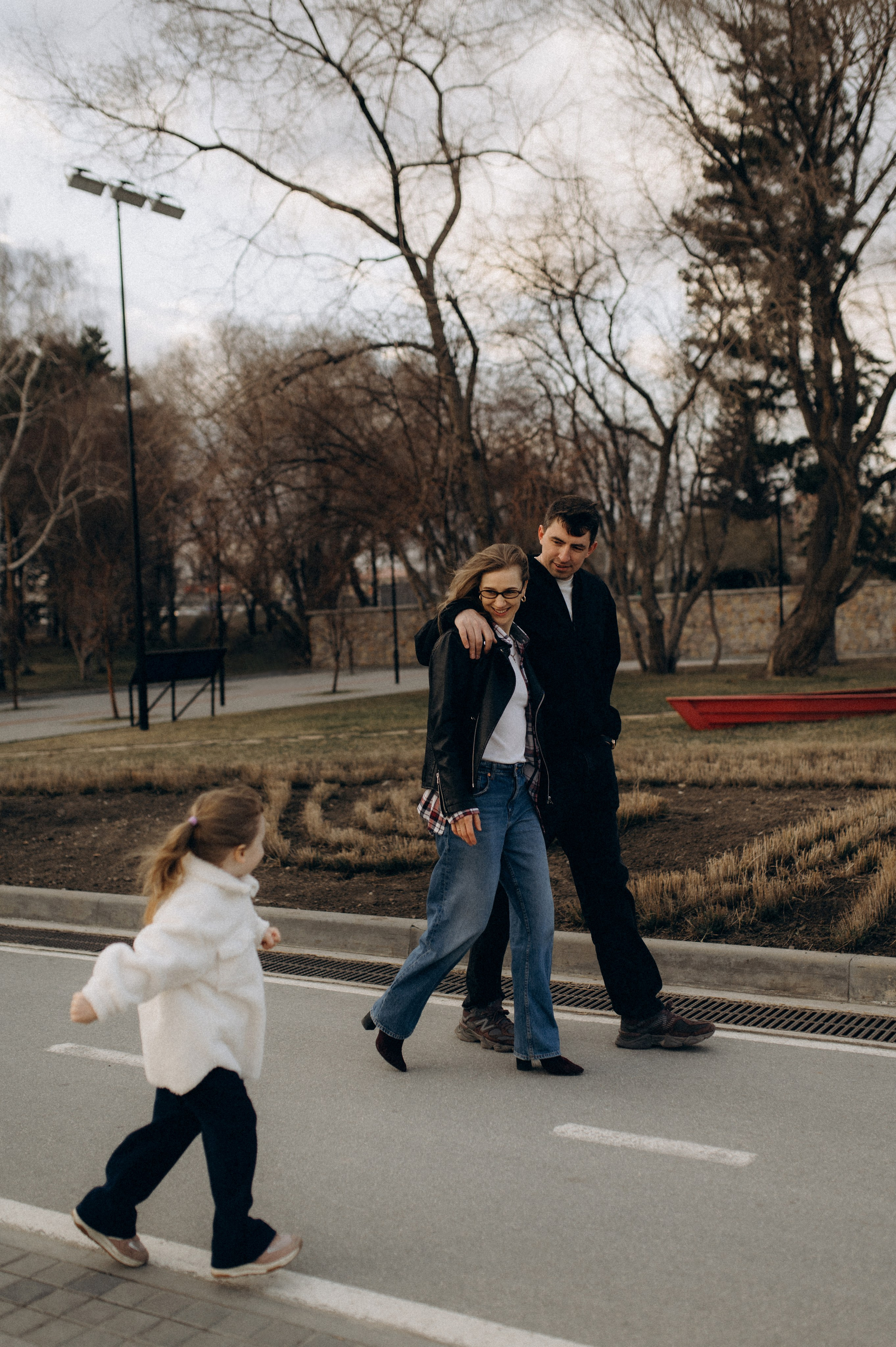 ВЕСЕННЯ ПРОГУЛКА НА НАБЕРЕЖНОЙ. Семейный фотограф в Новосибирске Женя Индрикова