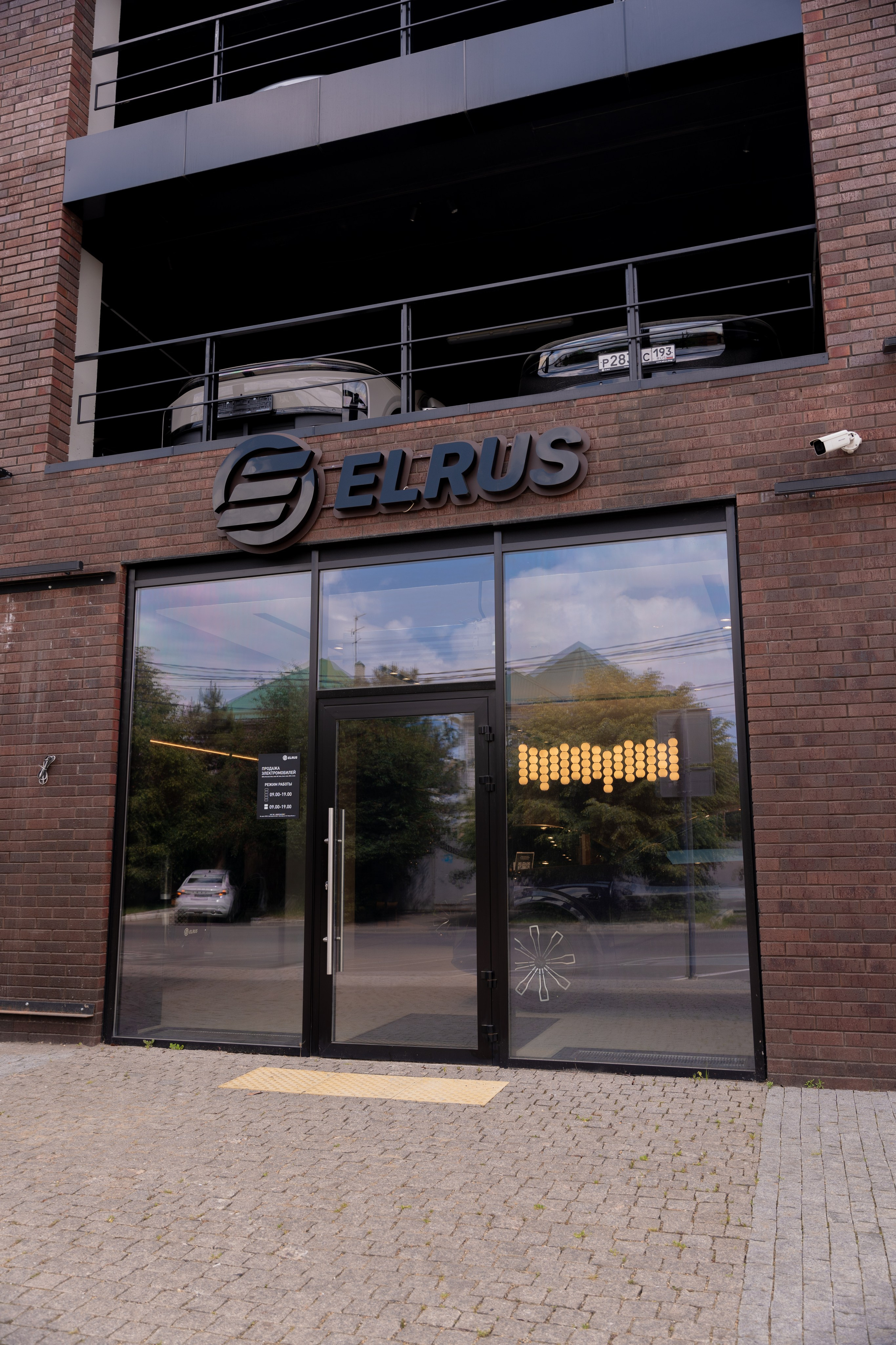 Интерьерная фотосъемка автосалона Elrus в Краснодаре. Zeekr, LiXiang Профессиональная фотосъемка интерьера премиум-автосалона в Краснодаре. Шедевры для Вас! Фотограф и Видеограф в Краснодаре Пахиев Руслан