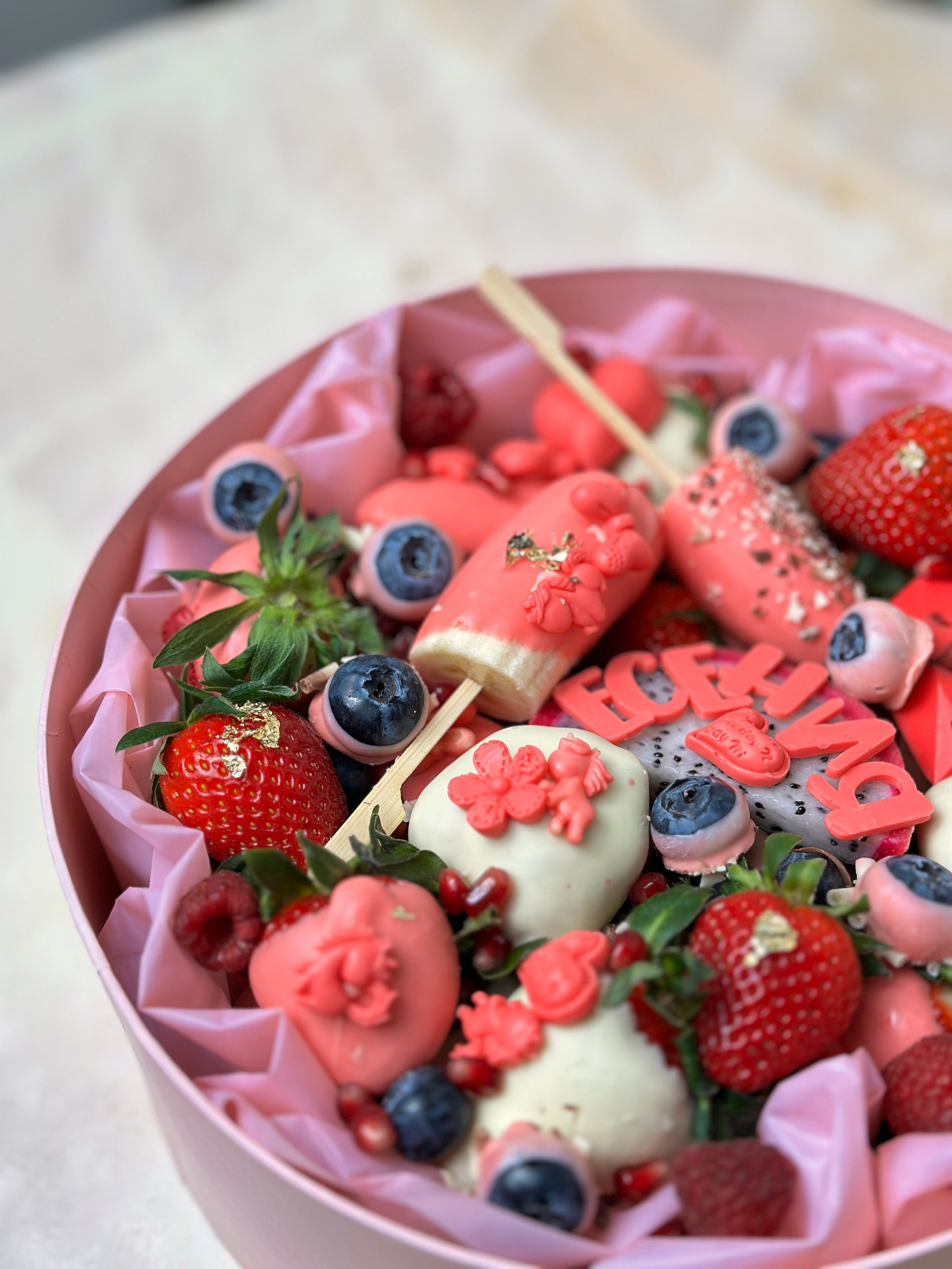 Ягоды в шоколаде. Выездной кейтеринг, съедобные букеты, торты и сладости на заказ