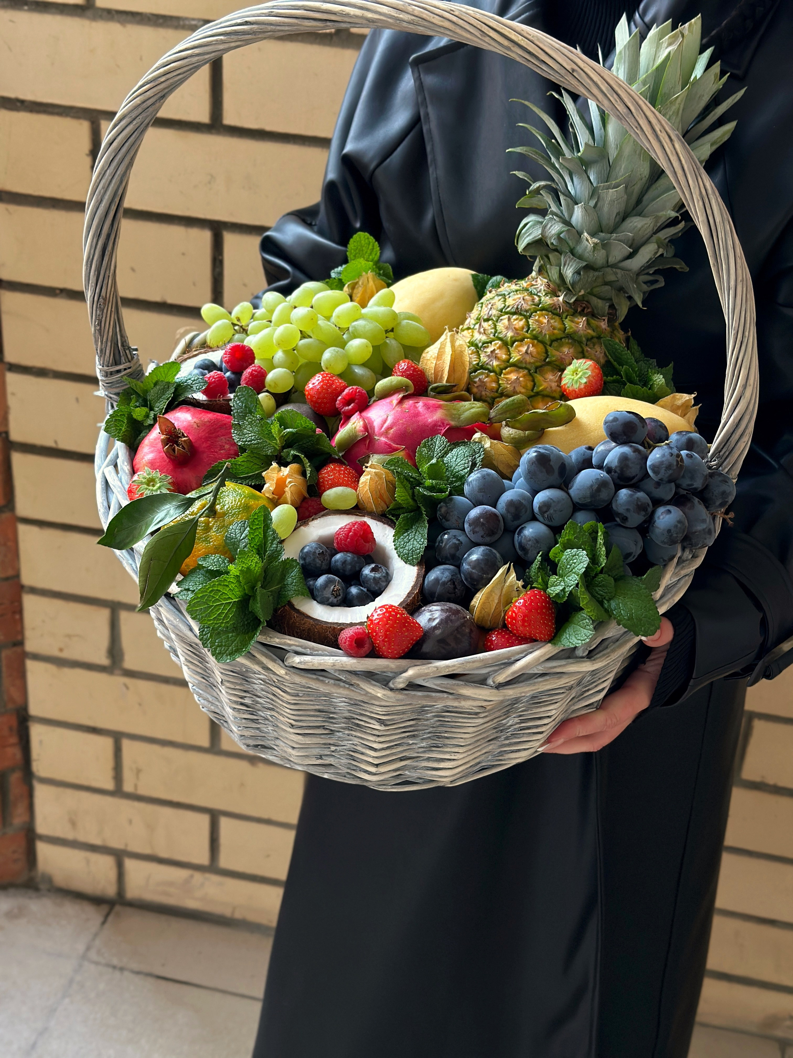 Корзины. Выездной кейтеринг, съедобные букеты, торты и сладости на заказ