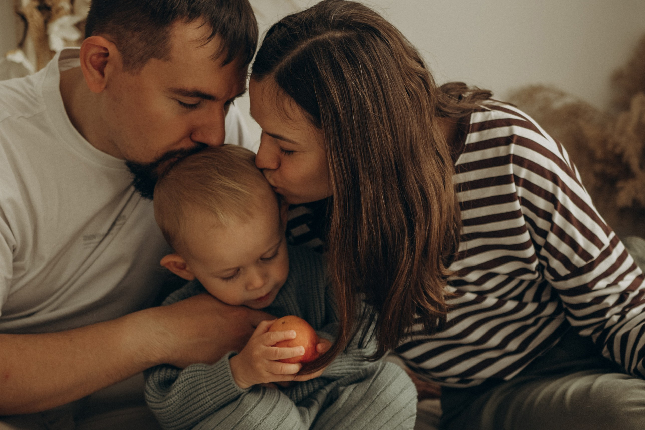 Ярослав и яблоки. Гаврилова Настя семейный фотограф lifestyle в Москве