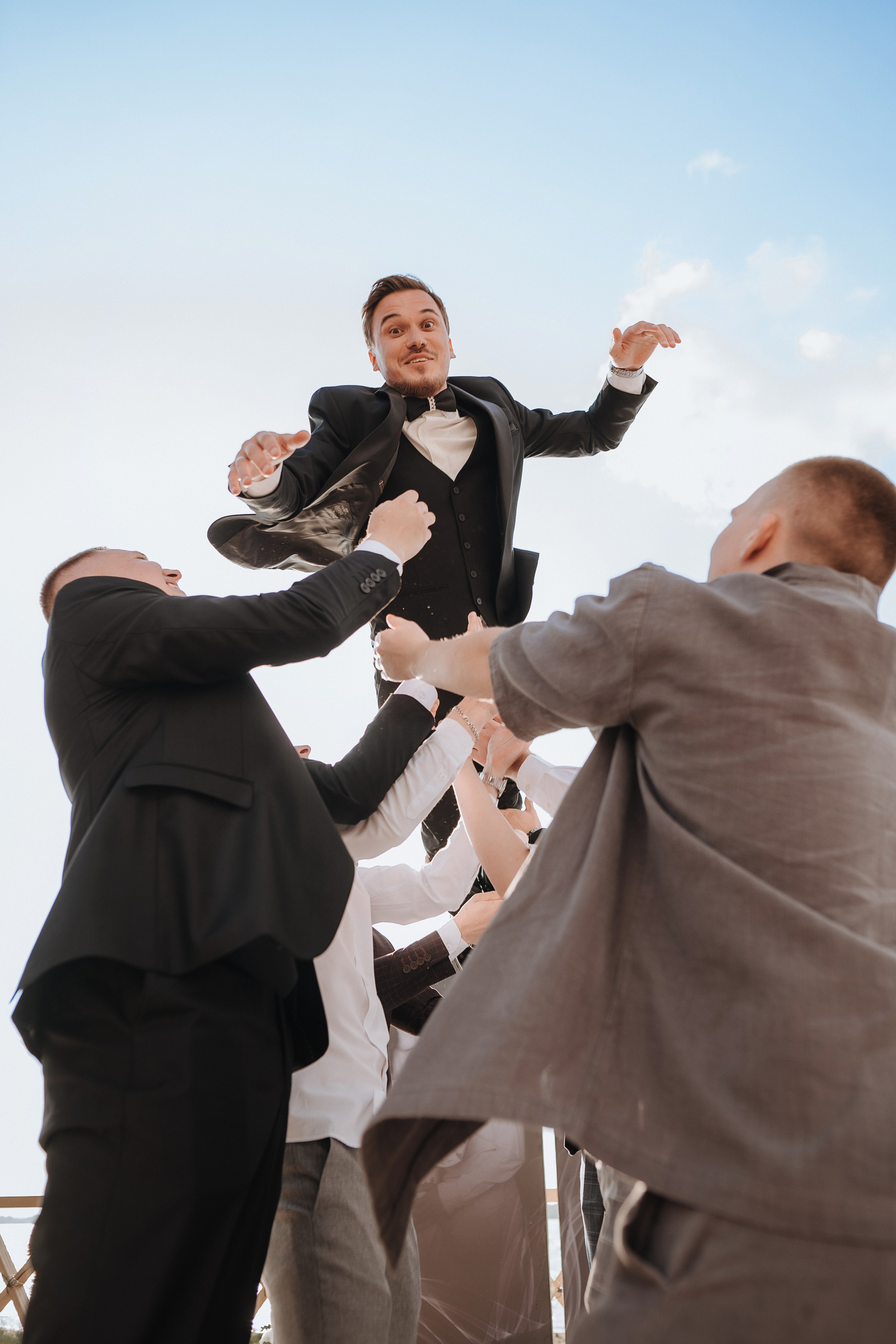 Гости подбрасывают жениха вверх, яркие эмоции, Каменск-Уральский