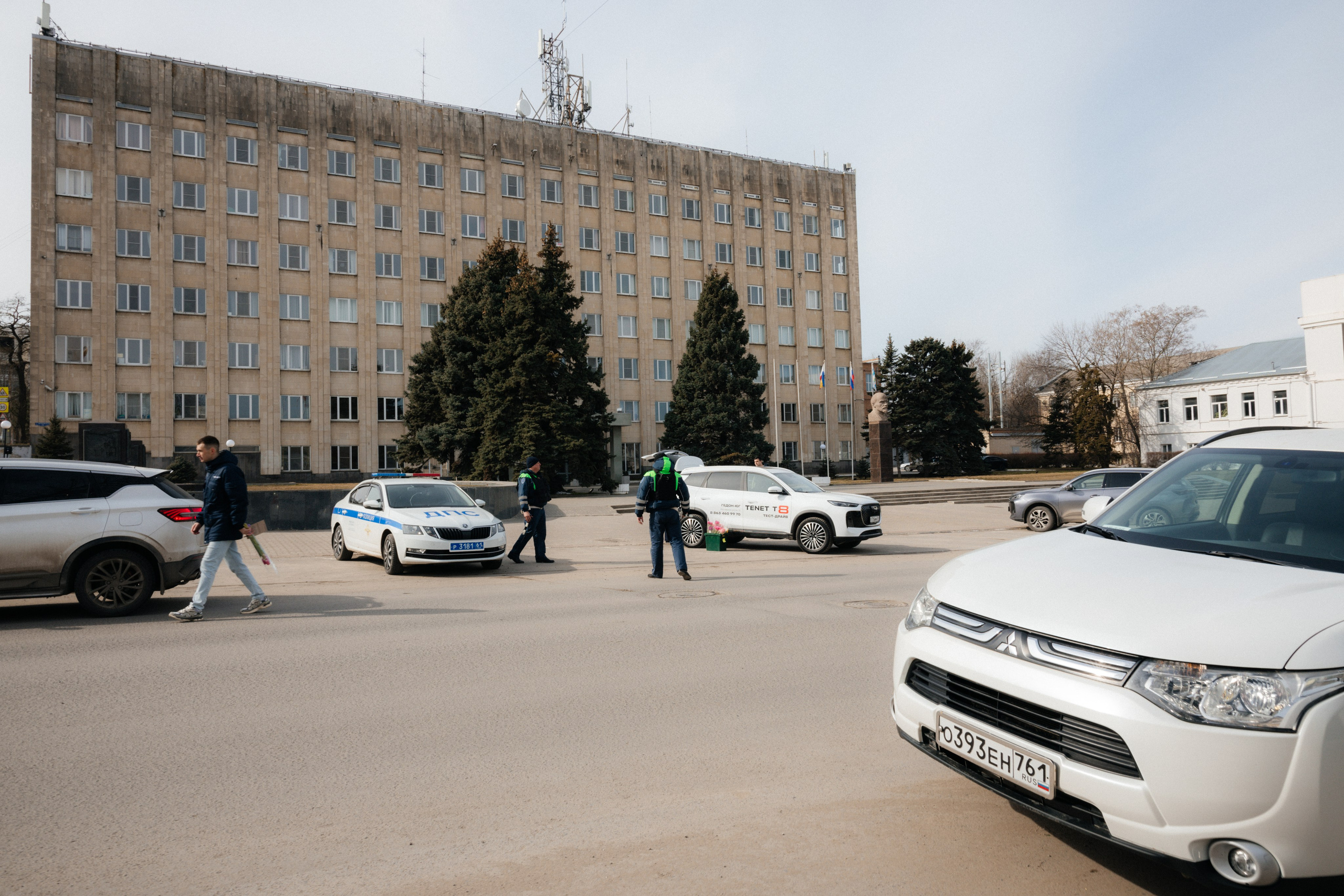 ЦВЕТОЧНЫЙ ПАТРУЛЬ | Гедон-Юг и сотрудники ГАИ. Фотограф Александр Бигари